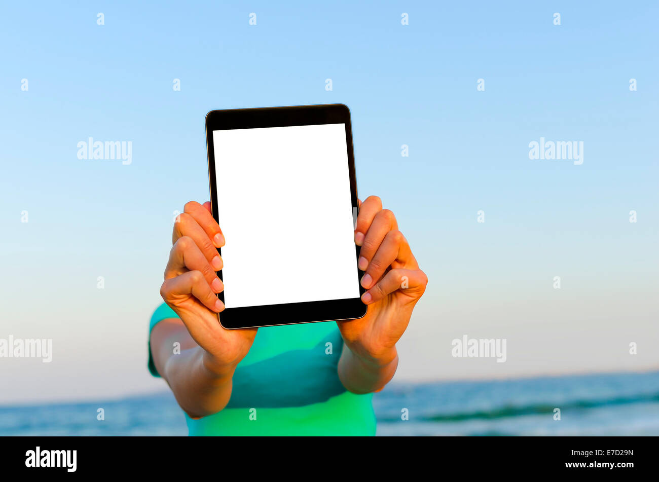 Woman showing tablet pc sur la plage Banque D'Images