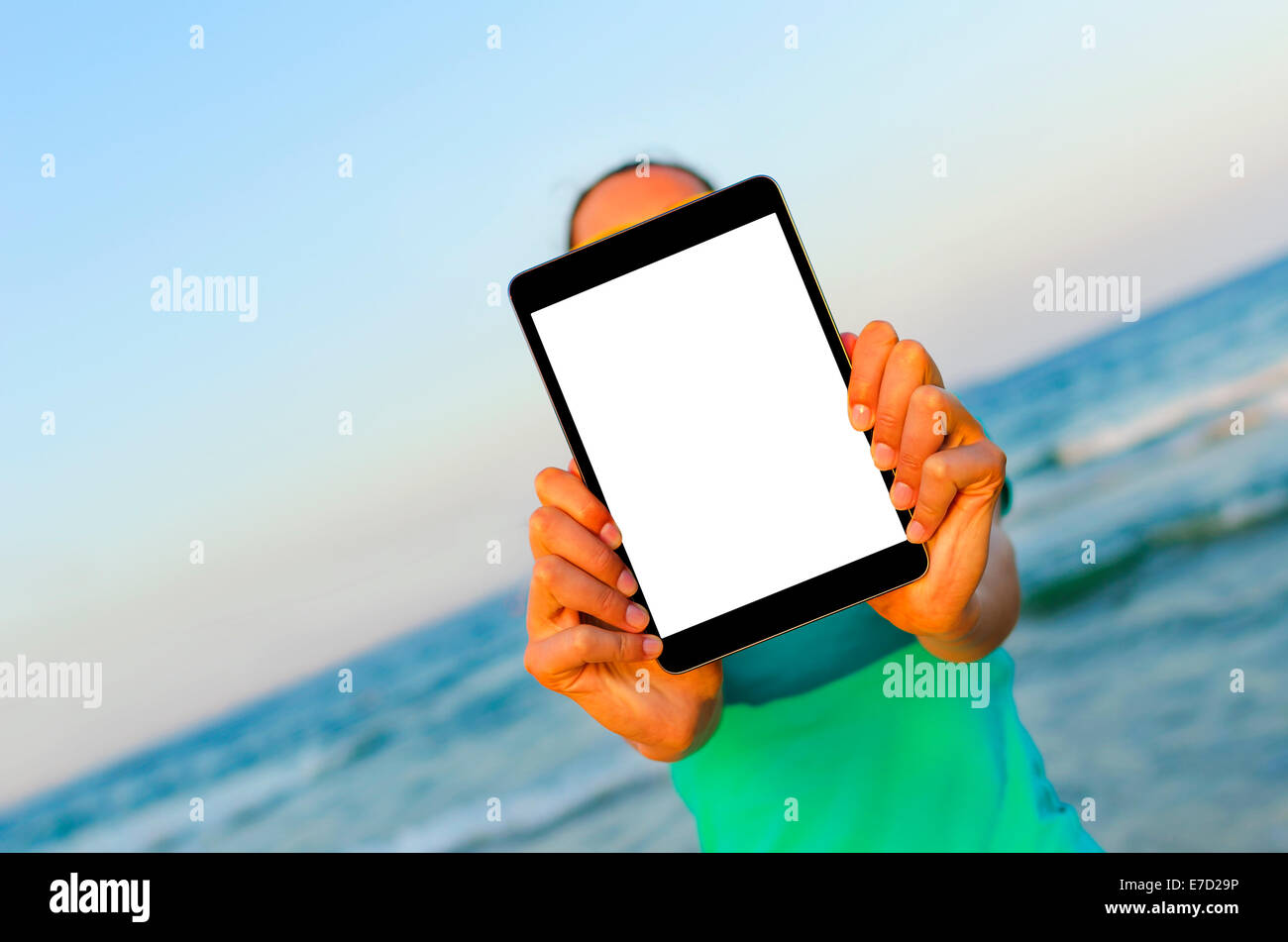 Woman showing tablet pc sur la plage Banque D'Images