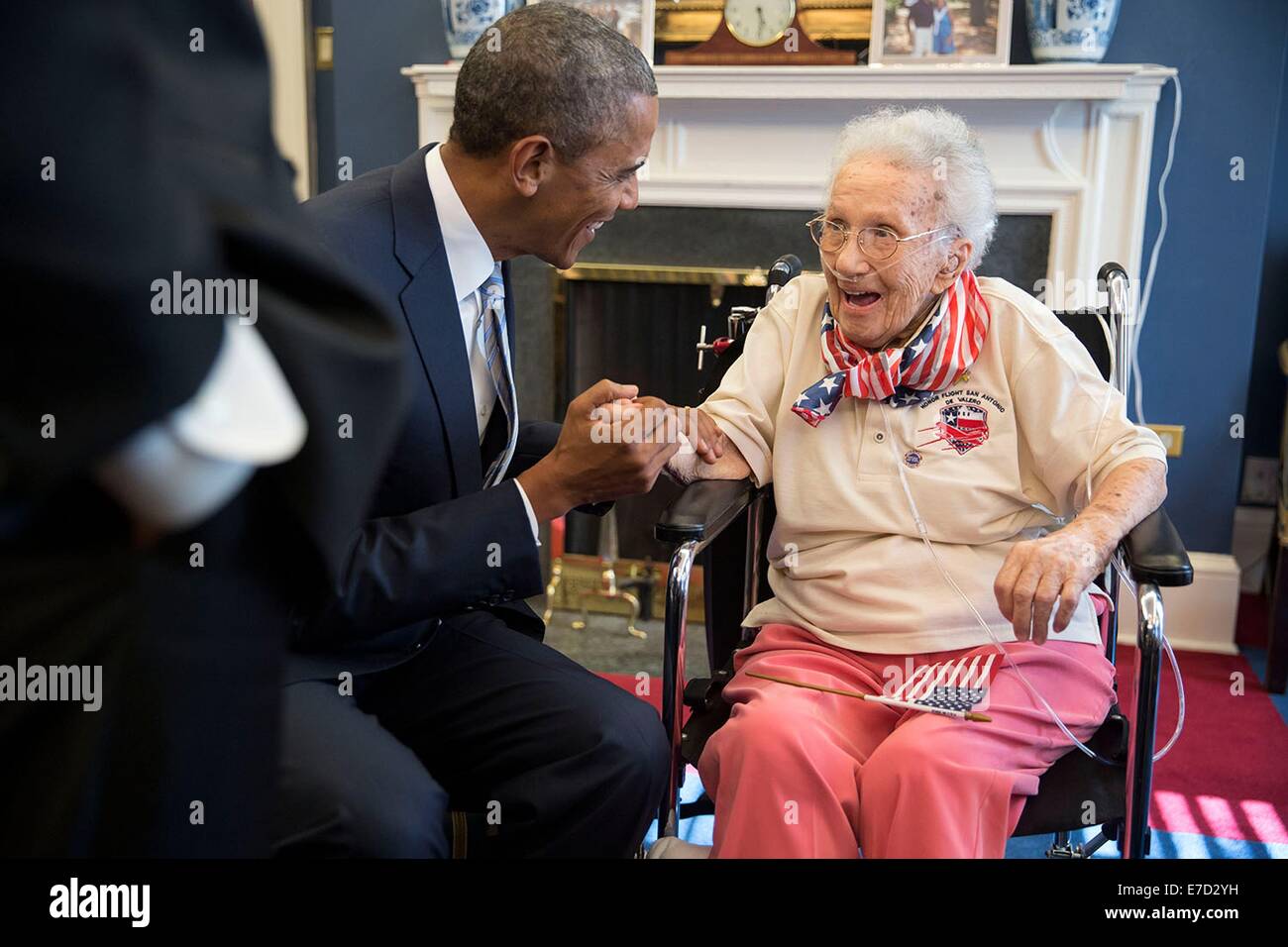 Le président américain Barack Obama visites avec Lucy Coffey dans le bureau du vice-président de la Maison Blanche le 25 juillet 2014 à Washington, DC. À 108 ans, Mme Coffey est le plus vieux vétéran américain féminin. Banque D'Images