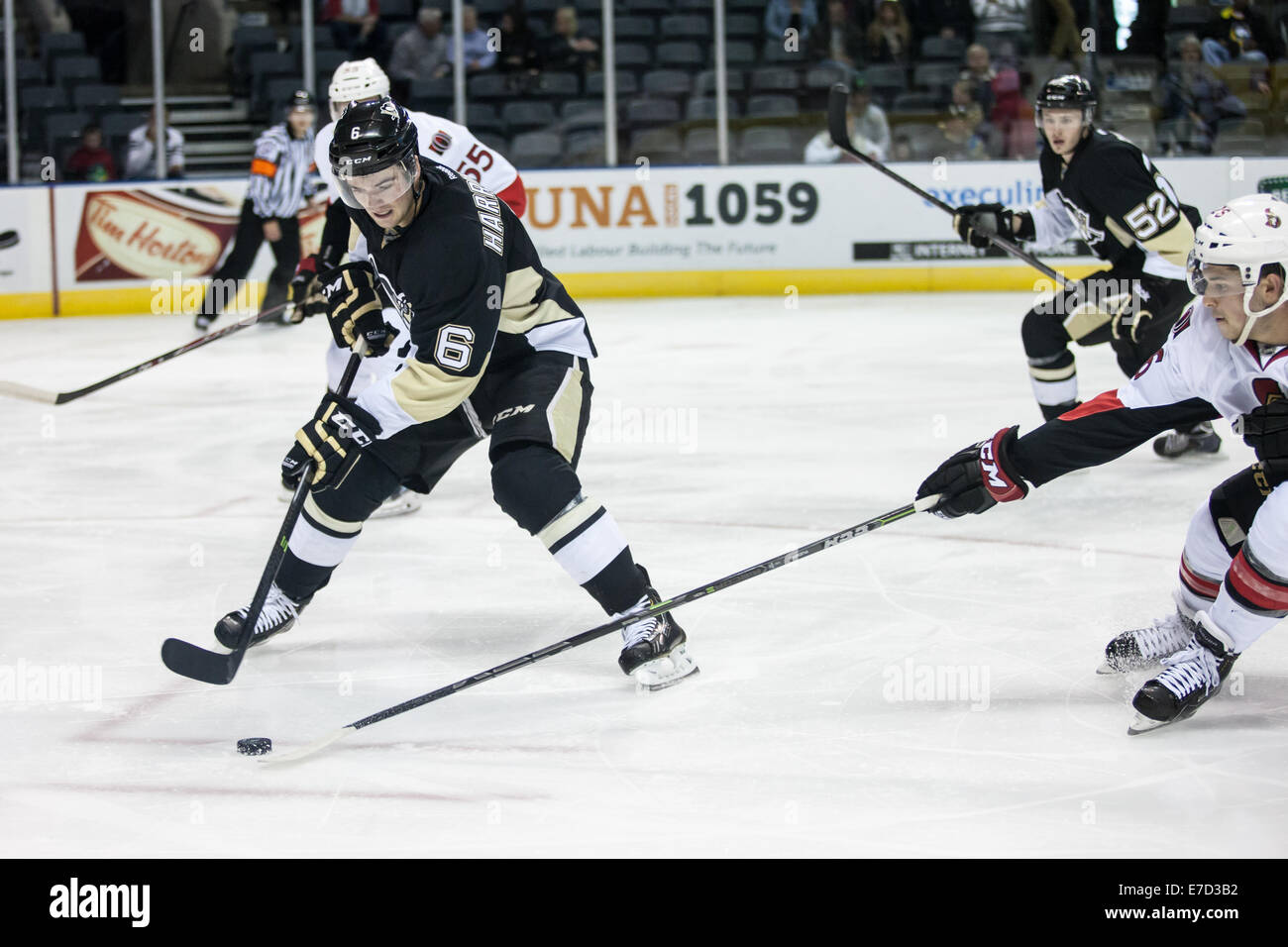 London, Ontario, USA. 13 septembre 2014Scott Harrington (6) transporte la rondelle lors d'un match entre les Penguins de Pittsburgh et les Sénateurs d'Ottawa lors de la LNH 2014 Tournoi Rookie joué au John Labatt Centre. Credit : Mark Spowart/Alamy Live News Banque D'Images