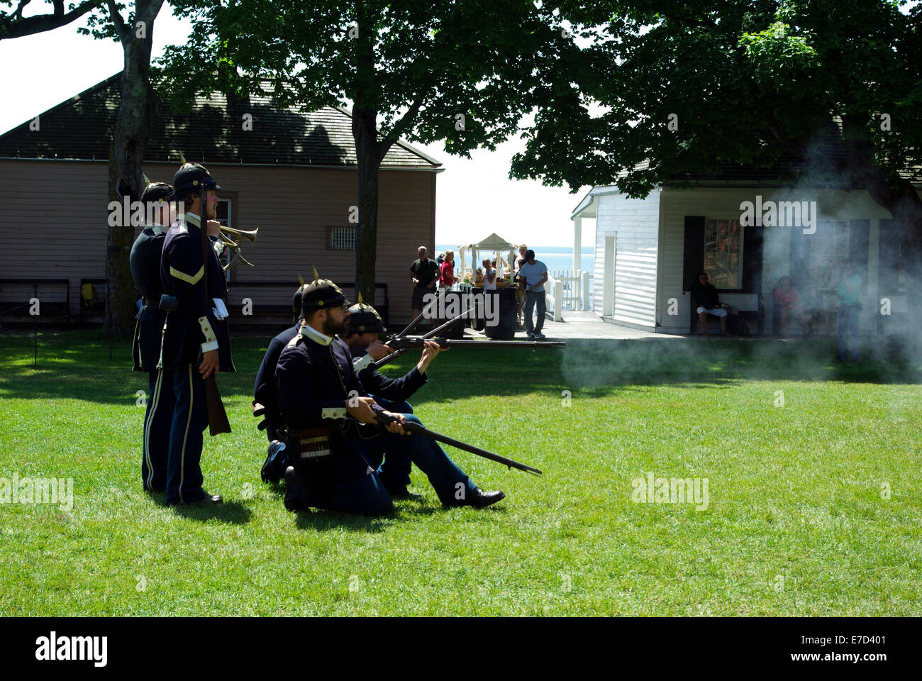 Groupe d'hommes en uniformes historiques sur le défilé au Fort sur Mackinaw Mackinaw Island Michigan Banque D'Images