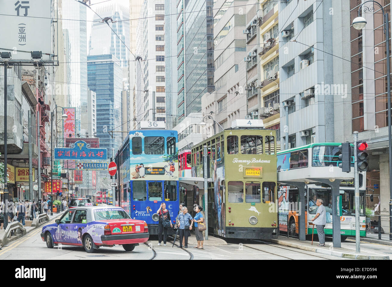 Terminus du Tramway Sheung Wan, scène de rue de Hong Kong, avec les tramways et les piétons. Banque D'Images