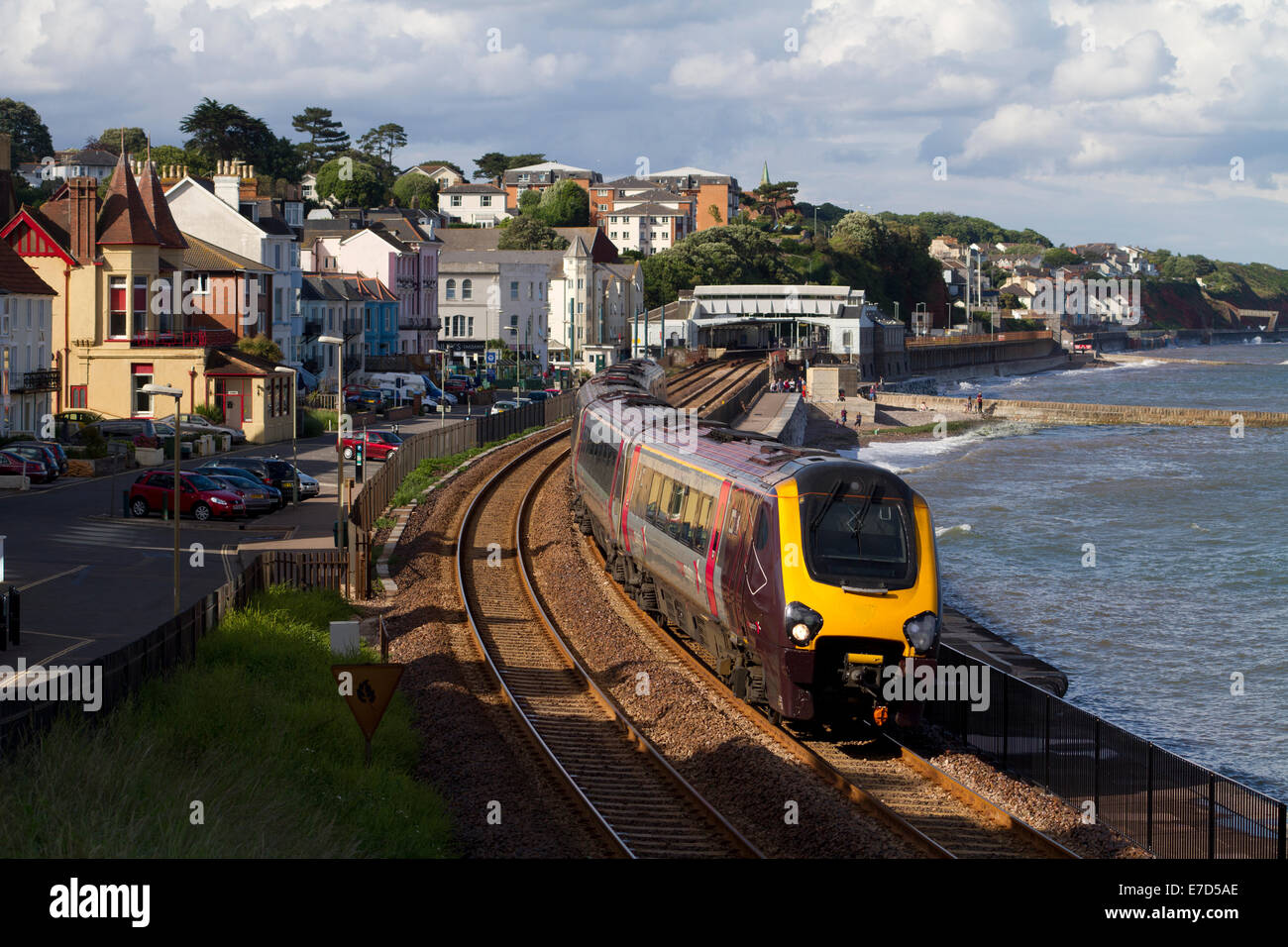 Une unité multiple Voyager diesel de classe 221 numéro 221125 travaillant pour un service Cross Country à Dawlish le 27 juin 2014. Banque D'Images