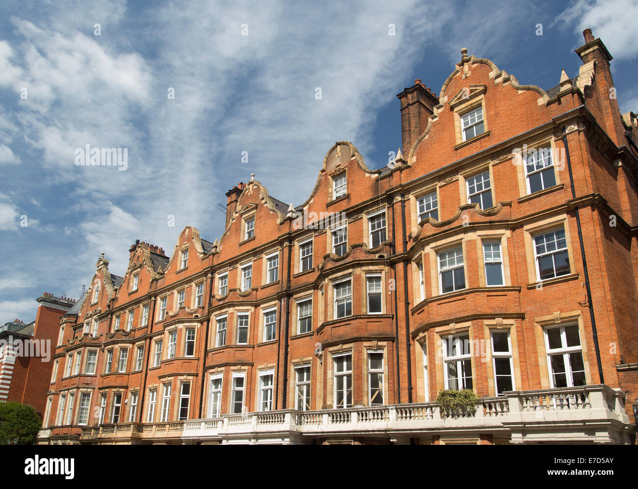 Rangée de brique rouge appartements à Mayfair, Londres, UK Banque D'Images