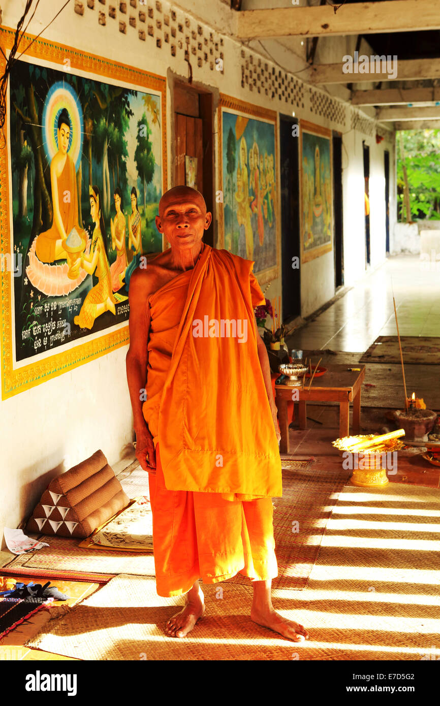 Le moine bouddhiste par une fresque colorée à Angkor Wat à Siem Reap, Cambodge. Banque D'Images