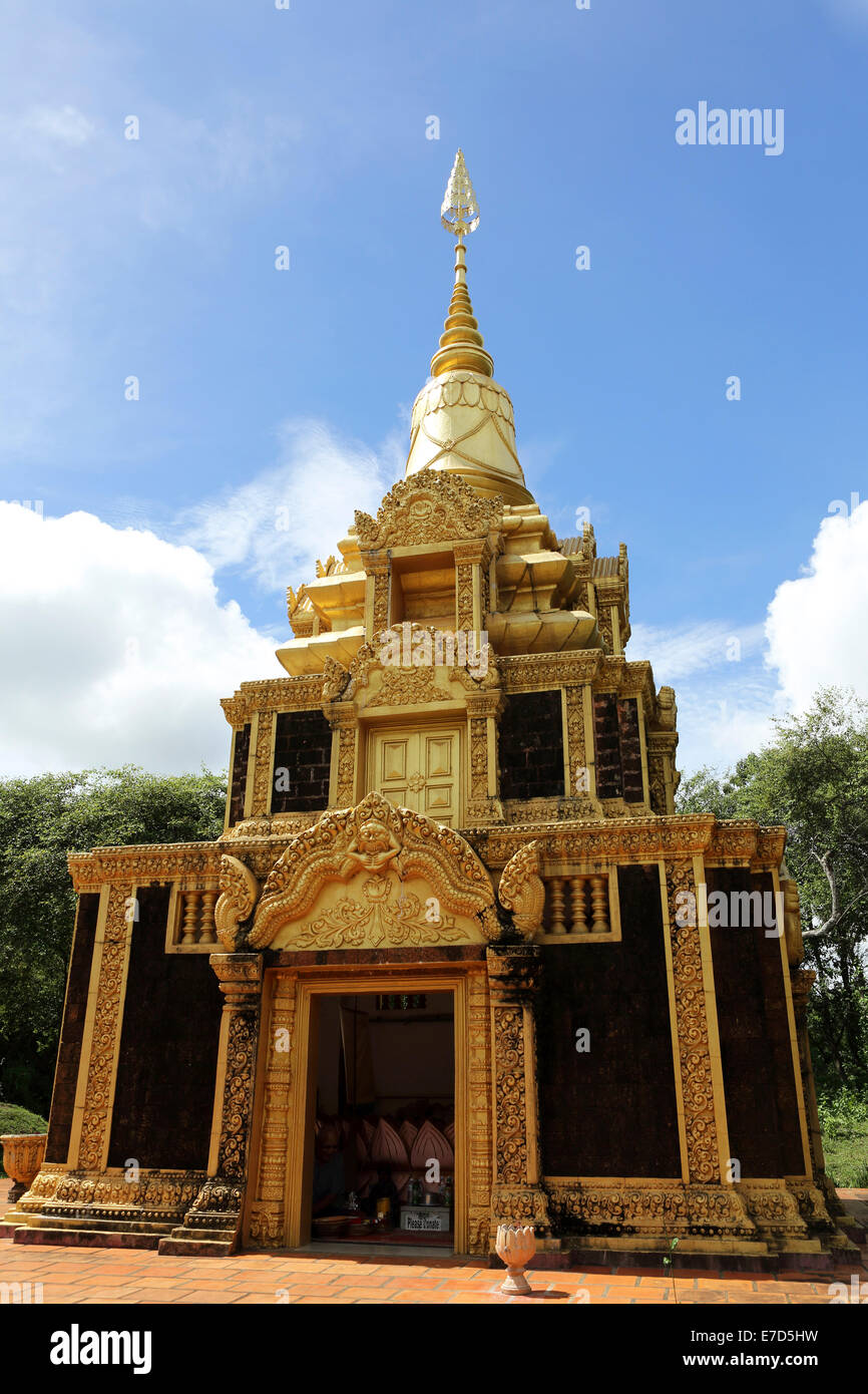 Stupa doré à Phnom Pros temple près de Kampong Cham, au Cambodge. Banque D'Images