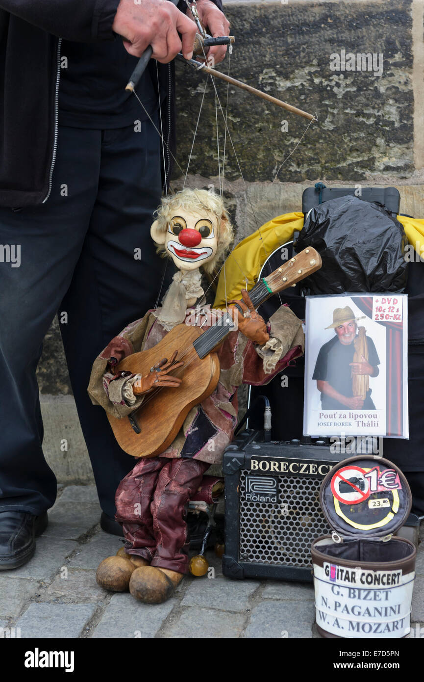 Une rue marionnettiste hôtesse passant avec sa marionnette jouant de la  guitare dans la ville de Prague, République tchèque Photo Stock - Alamy