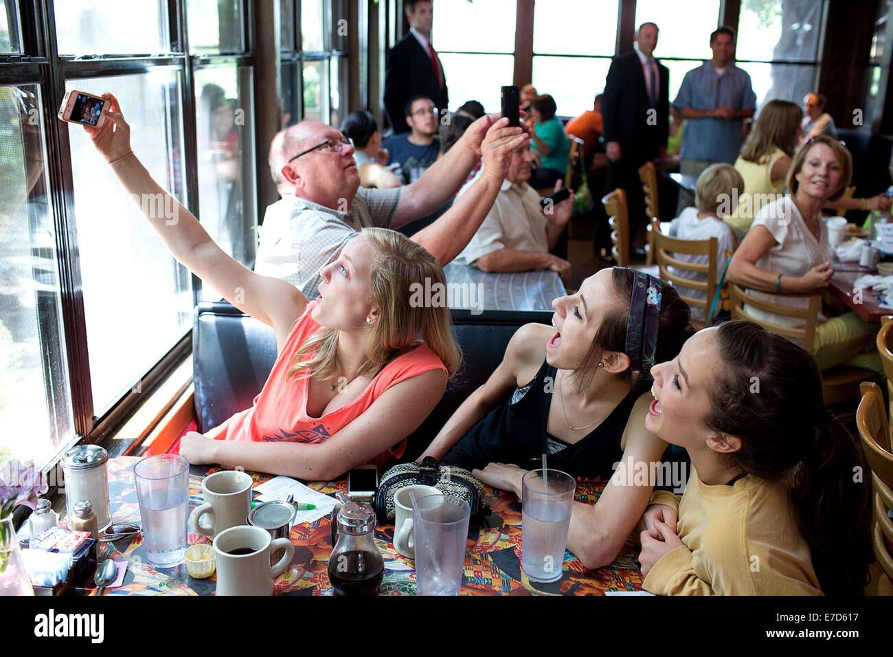 Les clients posent pour une Le président américain Barack Obama en selfies accueille les clients de la Magnolia Cafe le 10 juillet 2014 à Austin, Texas. Banque D'Images