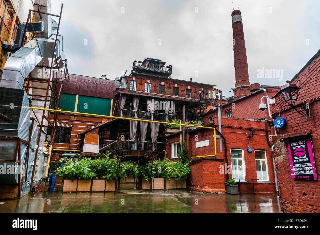 Moscou, Russie. 14 Septembre, 2014. Météo : La pluie est venu à Moscou après deux semaines d'ensoleillé, chaud et sec. La température est de 10 degrés à 9 degrés centigrades (environ 48F). Humide et Froid dimanche. Mais toujours il y a de l'espoir pour de bonnes journées d'été indien. Ancienne chocolaterie a été converti en une zone de loisirs et d'affaires. Personne ne semble d'entendre aujourd'hui. Crédit : Alex's Pictures/Alamy Live News Banque D'Images