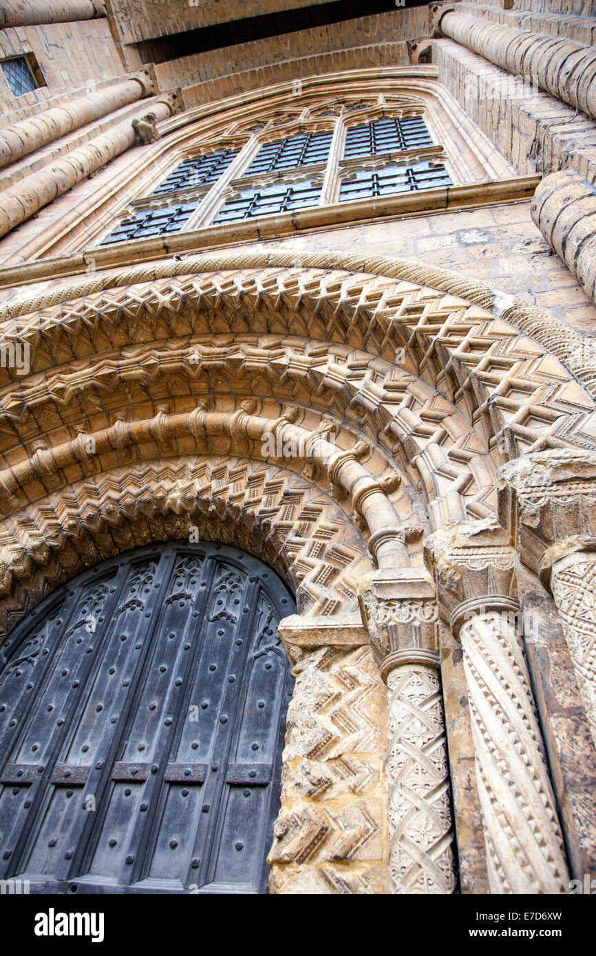 Maçonnerie sculptée détail de l'entrée principale de la cathédrale de Lincoln - Lincoln, Angleterre Banque D'Images