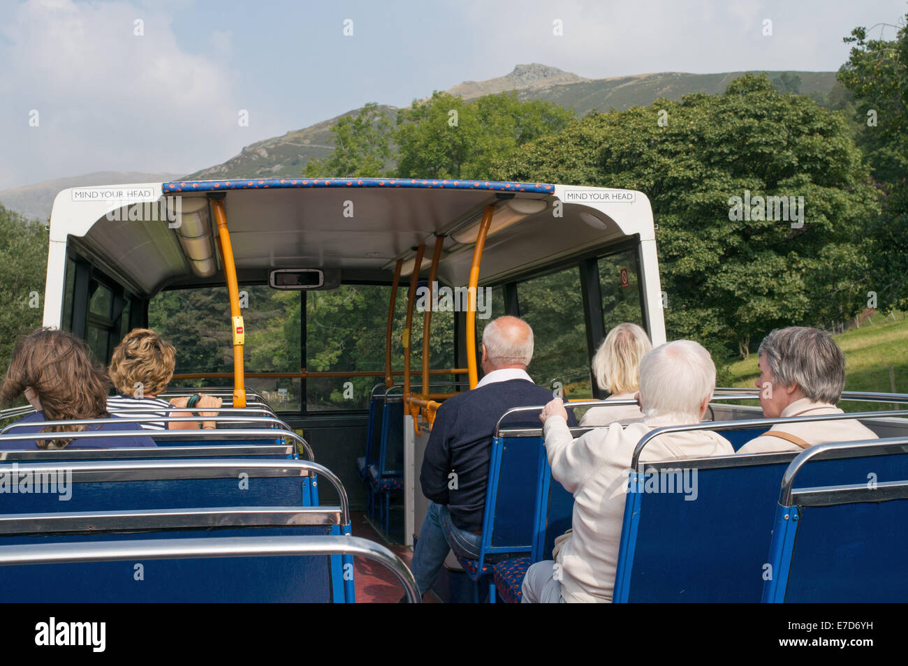 Les passagers équitation dans open bus panoramique près de Rydal, Grasmere Cumbria, Angleterre, Royaume-Uni Banque D'Images