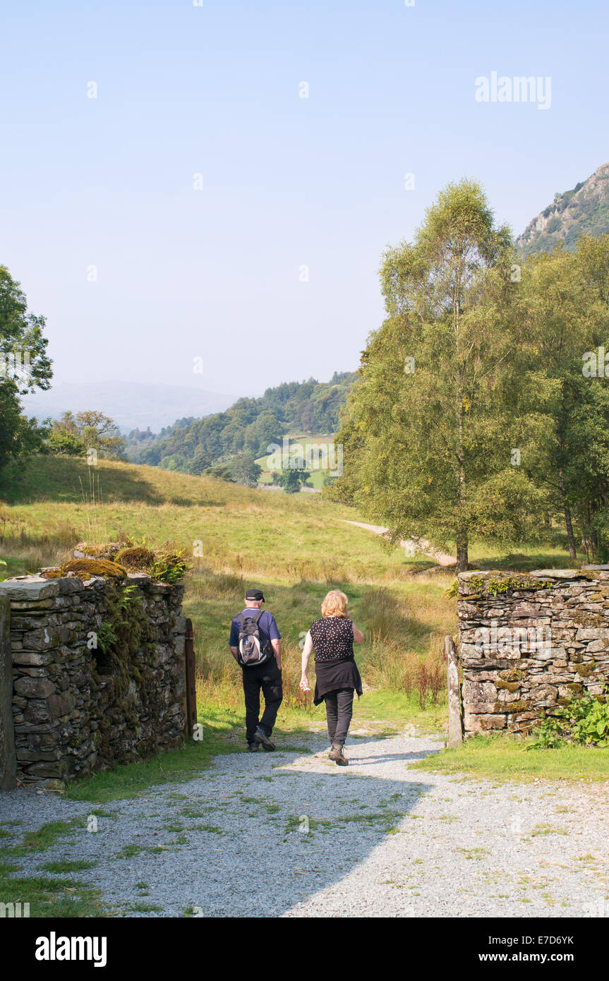 Mature couple walking dans le Lake District à Rydal, Cumbria, England, UK Banque D'Images