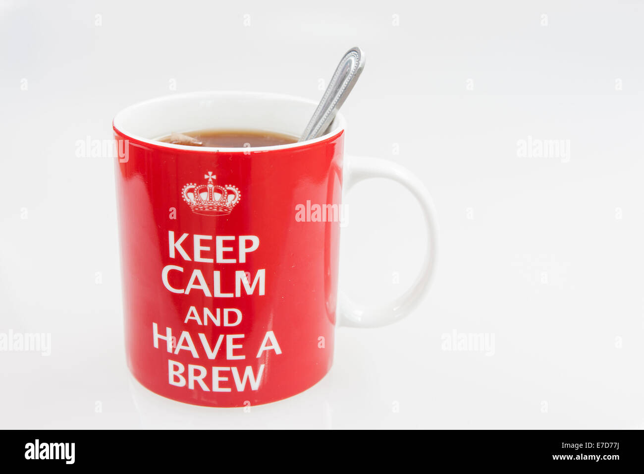 Prendre une tasse de thé dans un 'garder son calme et avoir un mug brew' Banque D'Images