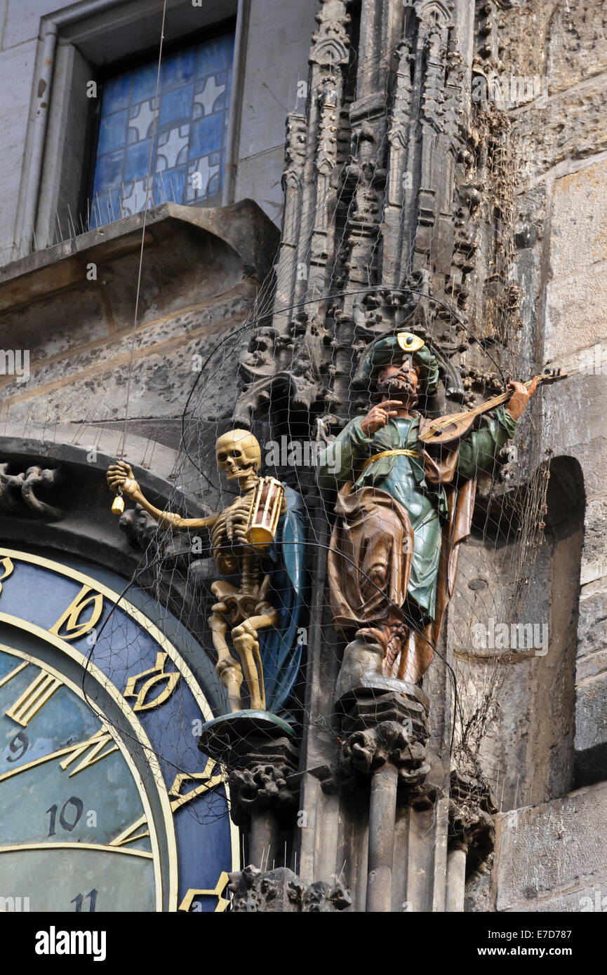 Les petites sculptures colorées en face de la célèbre horloge astronomique, Prague, République tchèque. Banque D'Images
