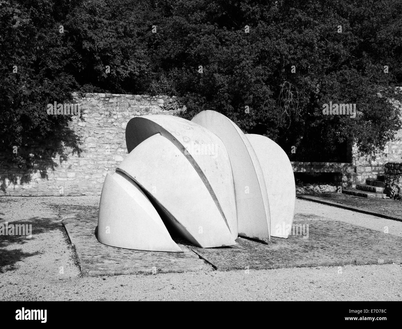 Dusan Dzamonja sculpture 'SCULPTURE P - 5', à partir de 1975, polyester, 212x324x290cm, dans le parc de sculptures, Vrsar, Croatie. Banque D'Images Dusan Dzamonja sculpture 'SCULPTURE P - 5', à partir de 1975, polyester, 212x324x290cm, dans le parc de sculptures, Vrsar, Croatie. Banque D'Images
