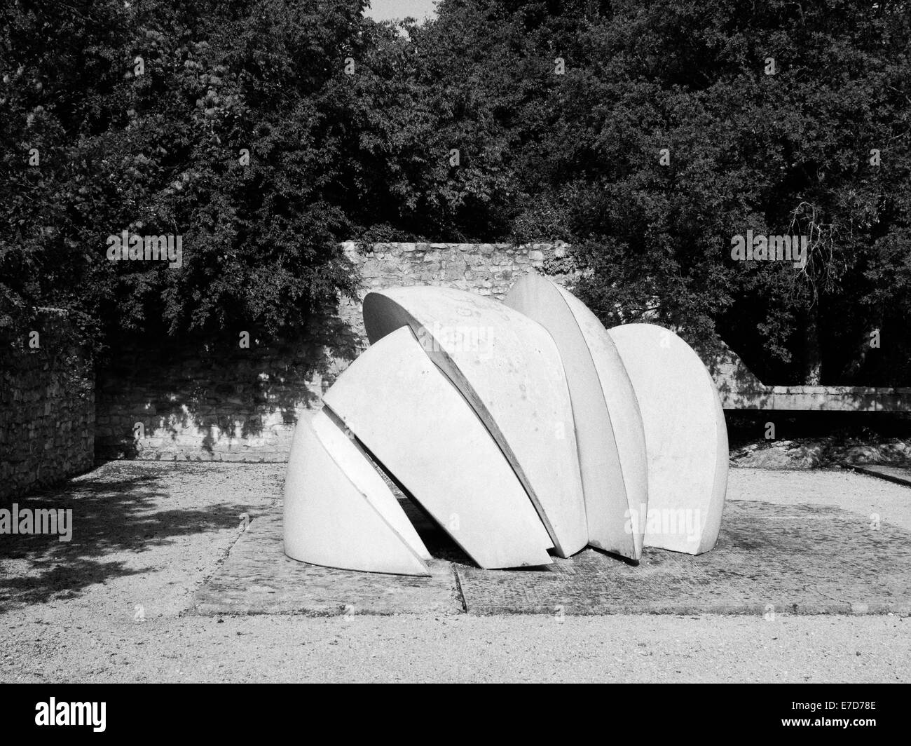 Dusan Dzamonja sculpture 'SCULPTURE P - 5', à partir de 1975, polyester, 212x324x290cm, dans le parc de sculptures, Vrsar, Croatie. Banque D'Images Dusan Dzamonja sculpture 'SCULPTURE P - 5', à partir de 1975, polyester, 212x324x290cm, dans le parc de sculptures, Vrsar, Croatie. Banque D'Images