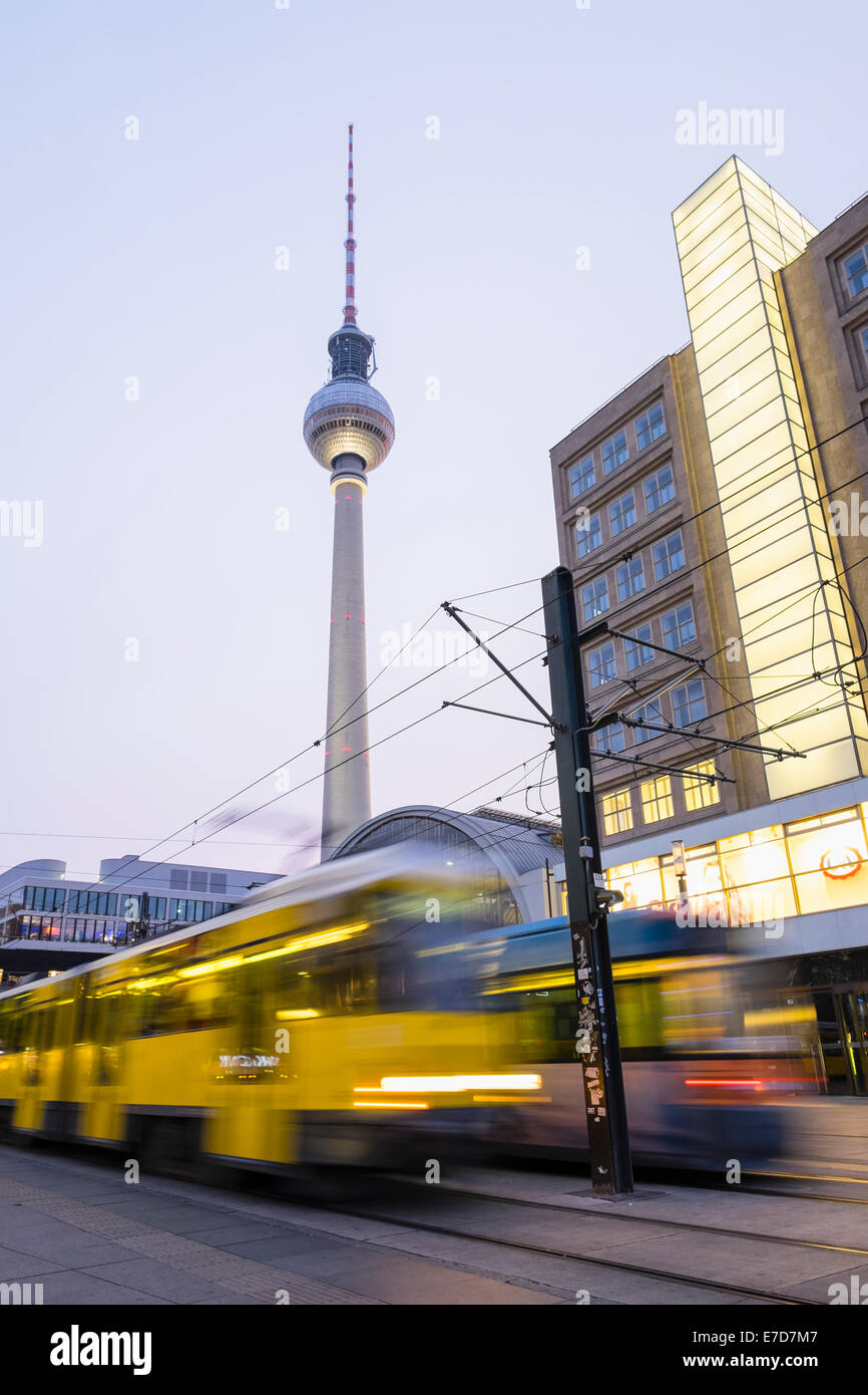 Vue de la nuit de tramway à Alexanderplatz Mitte Berlin Allemagne Banque D'Images