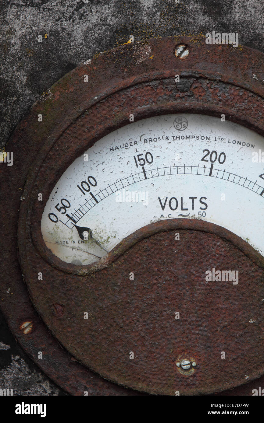 Ancien voltmètre multimètre pour mesurer la tension de l'électricité volts  vol Photo Stock - Alamy