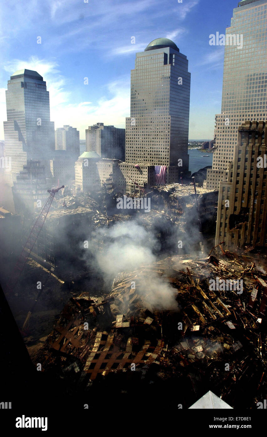 Sep 15, 2001 ; New York, NY, USA ; Le 11 septembre 2001, deux avions détournés des activités terroristes ont été dirigés sur les tours jumelles du World Trade Center, tuant plus de 3 000 personnes innocentes et partir en guerre contre les États-Unis. Sur la photo quatre jours après l'attaque, la fumée s'élève des ruines de Ground Zero à la WTC. (Crédit Image : © Chiu/ZUMAPRESS.com) Ringo Banque D'Images