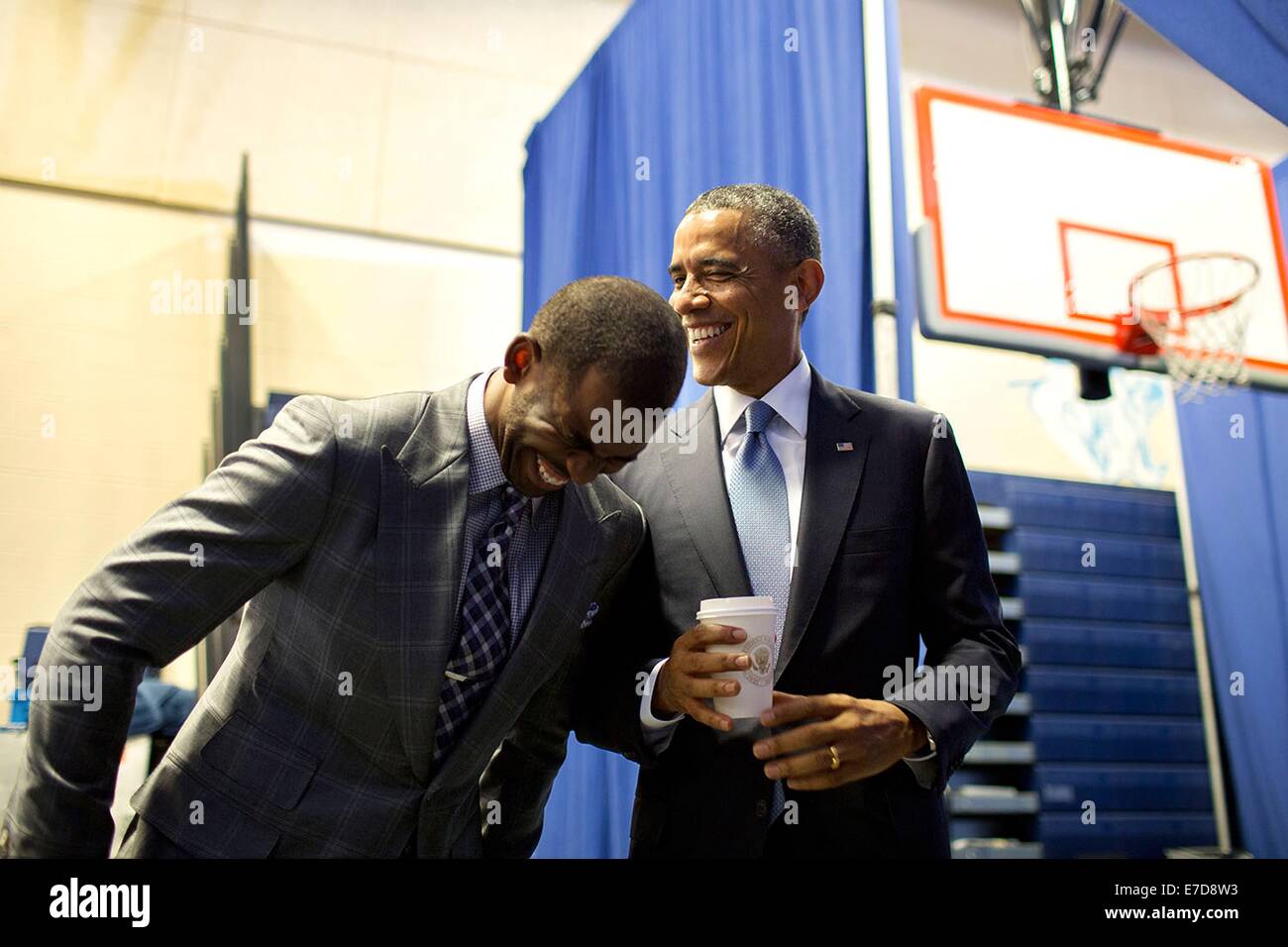 Le président américain Barack Obama avec des blagues de remisier de Chris Paul avant d'un 'My Brother's Keeper" hôtel de ville à la Walker Jones Campus le 21 juillet 2014 à Washington, DC. Banque D'Images