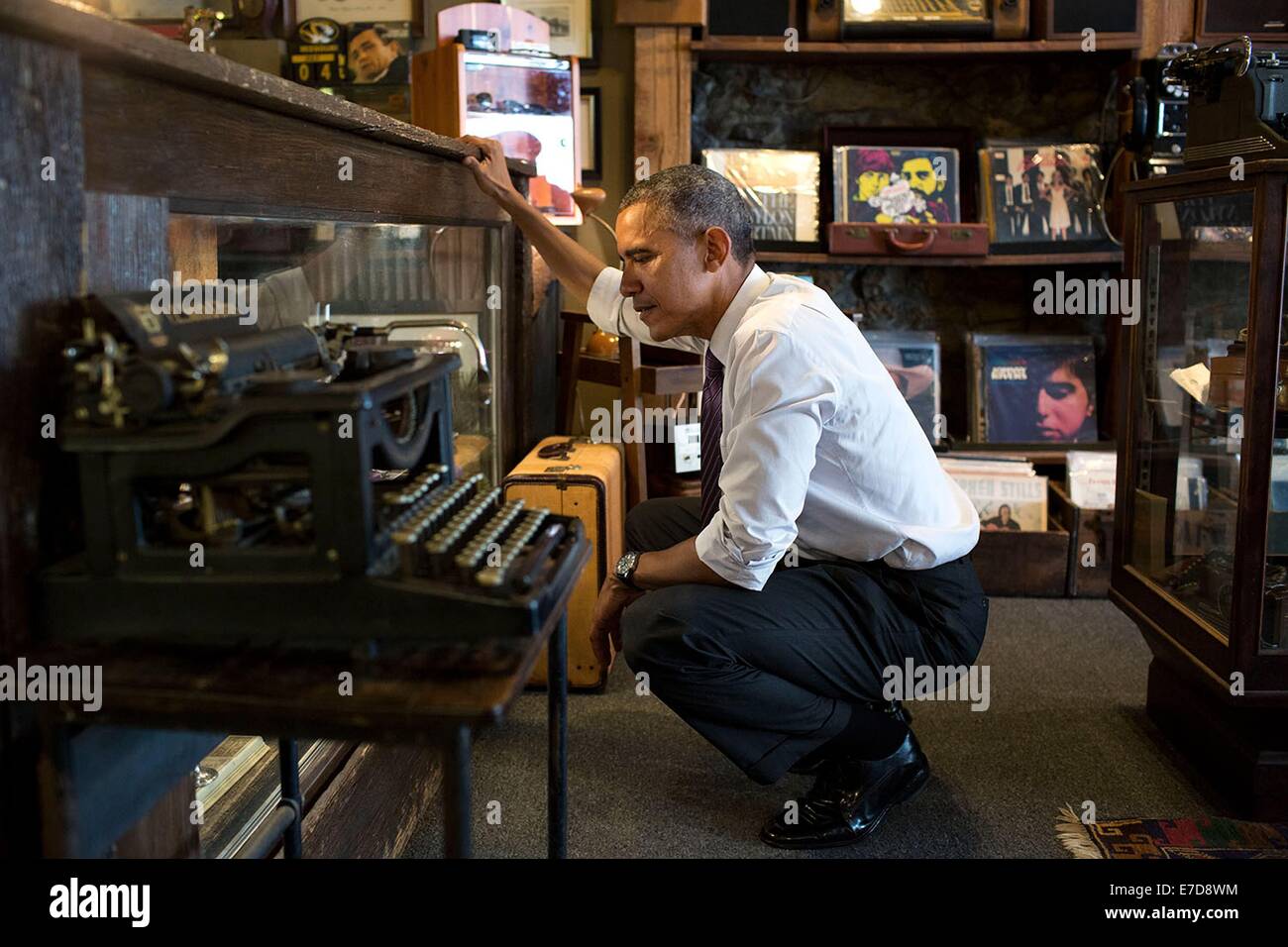 Le président américain Barack Obama a l'air par rapport aux marchandises dans une vitrine à refroidir les montres anciennes sur la rue Main, 30 juillet 2014 à Kansas City, Missouri. Banque D'Images