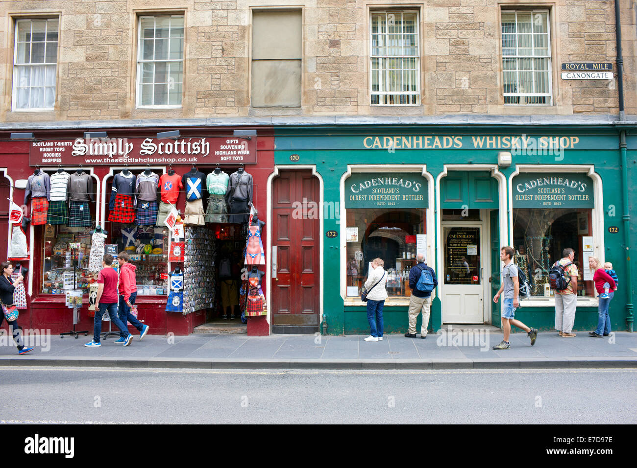 Boutiques sur le Royal Mile, Édimbourg, Écosse Banque D'Images