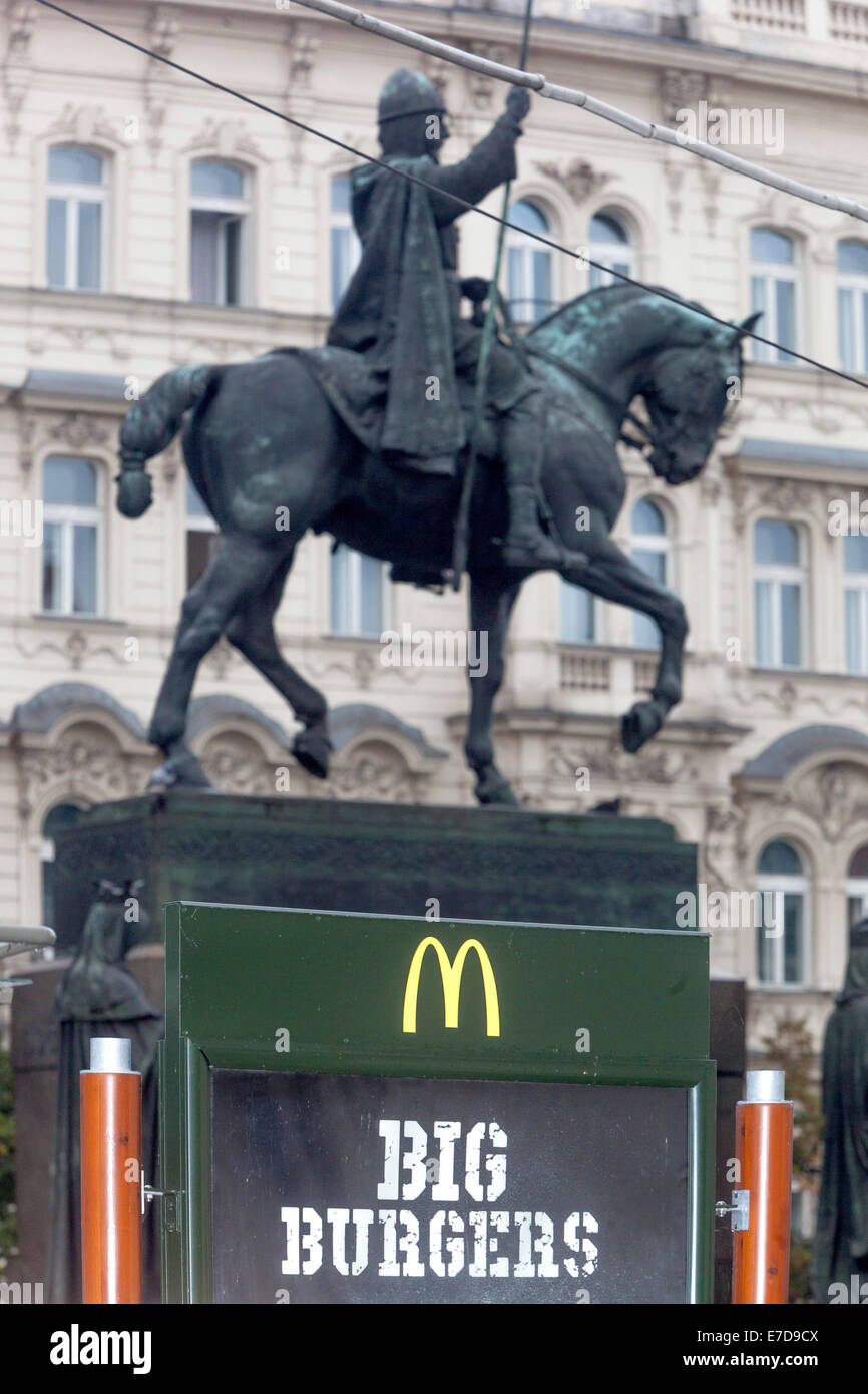 McDonald's signe sur la place Venceslas, à proximité de statue Saint-venceslas Prague, République Tchèque Banque D'Images