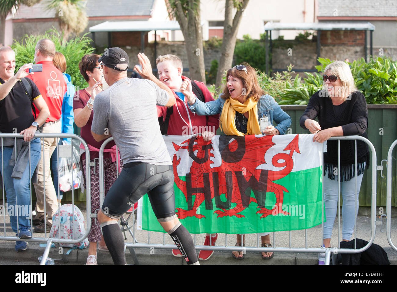 Tenby, Pembrokeshire, Pays de Galles, Royaume-Uni. 14Th Sep 2014. Encouragé par les supporters. Début de l'exécution de l'article de l'IRONMAN DE GALLES à Tenby, Pembrokeshire, Pays de Galles. Cela comprend 2,4 km triathlon nager, 112 km en vélo et 26,2 mile run. Crédit : Paul Quayle/Alamy Live News Banque D'Images