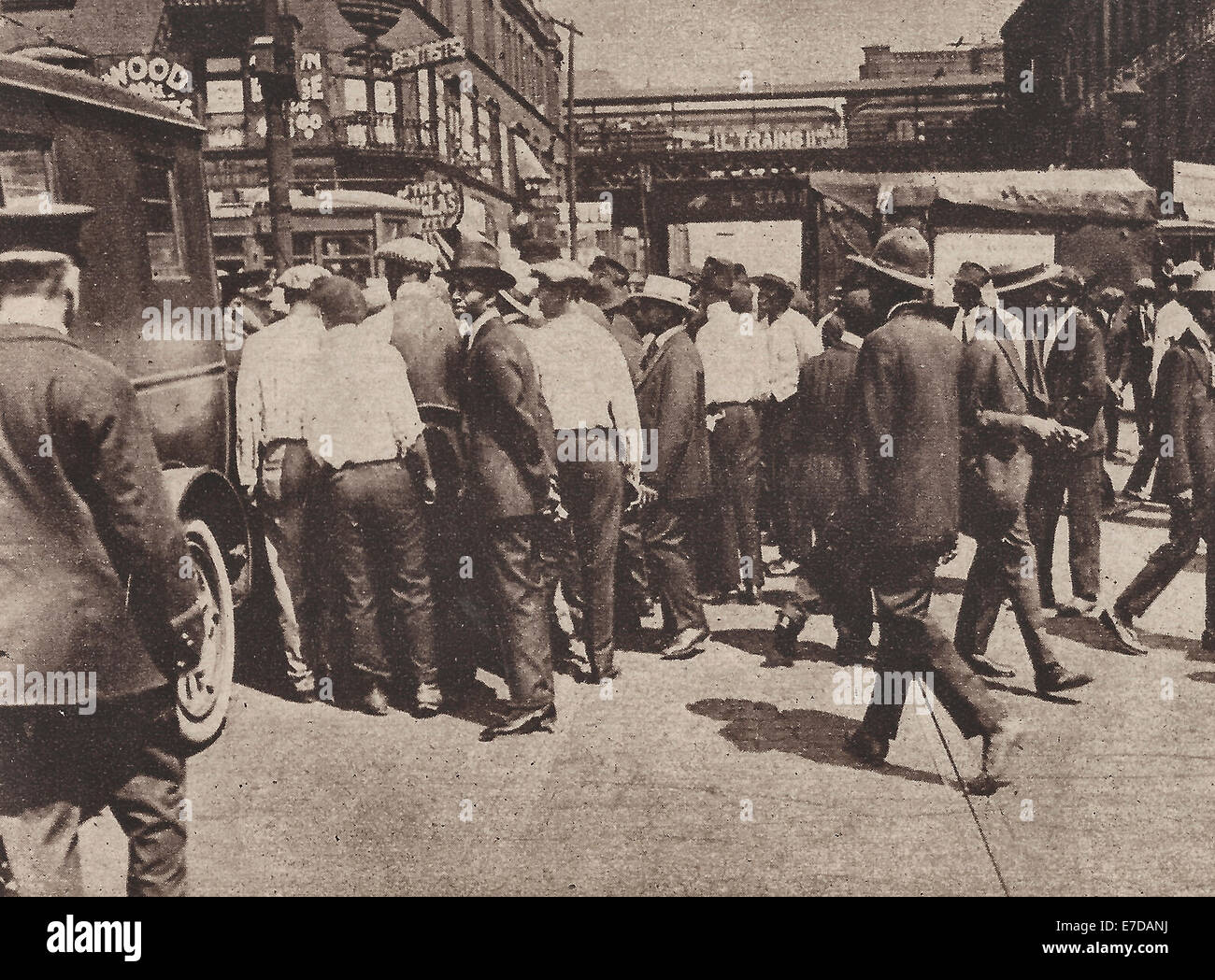 En prenant certaines émeutes les Africains américains dans les wagons de patrouille - Chicago émeutes raciales de 1919 Banque D'Images