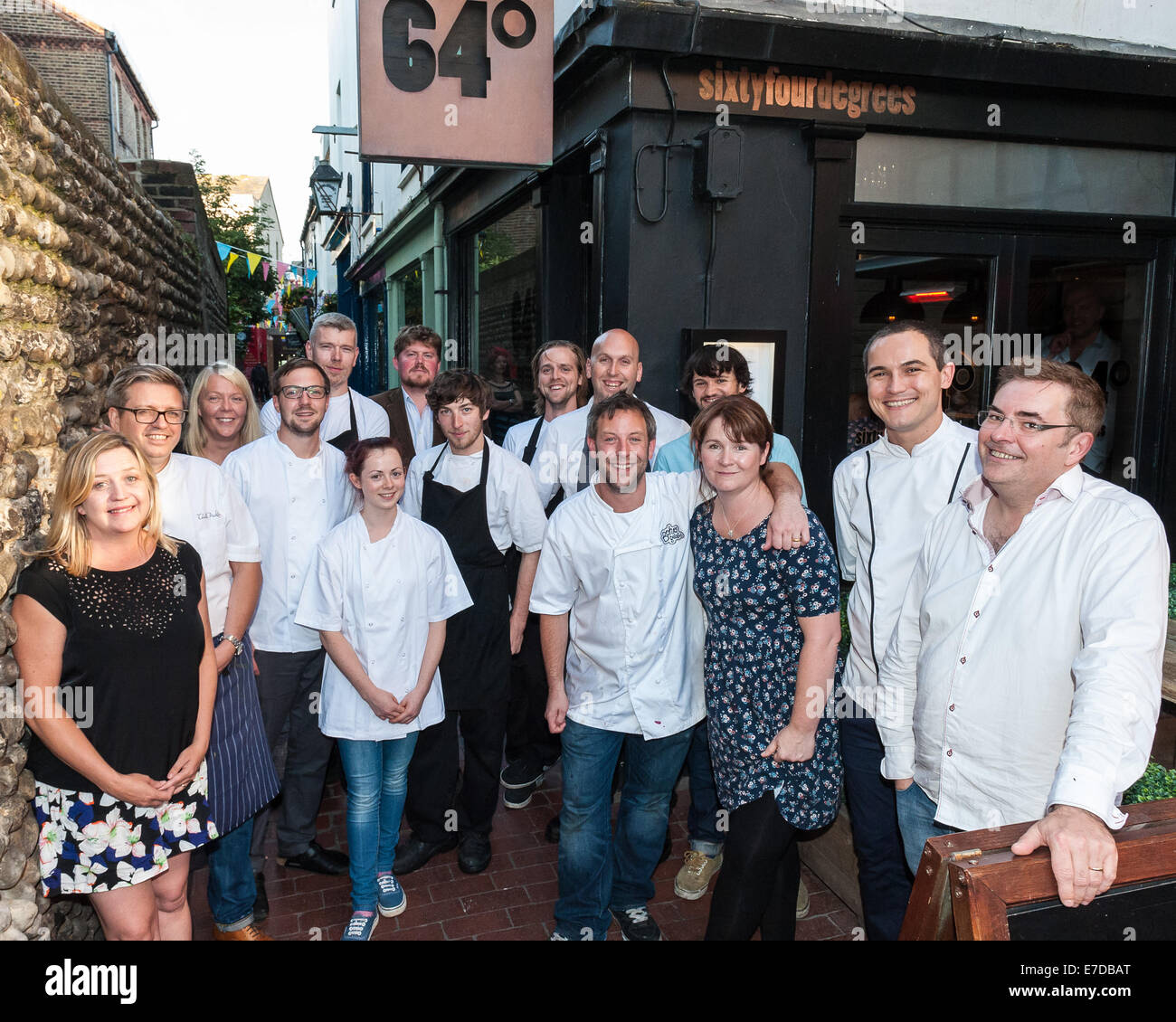 Brighton, UK. 14Th Sep 2014. Les chefs et les producteurs à l'extérieur de 64 degrés. Six chefs Sussex chaque collaborer avec un producteur local dans un tour de force culinaire pour créer de nouveaux plats pour diners au cours de Brighton & Hove Food and Drink Festival Food Lab event à 64 degrés. Credit : Julia Claxton/Alamy Live News Banque D'Images