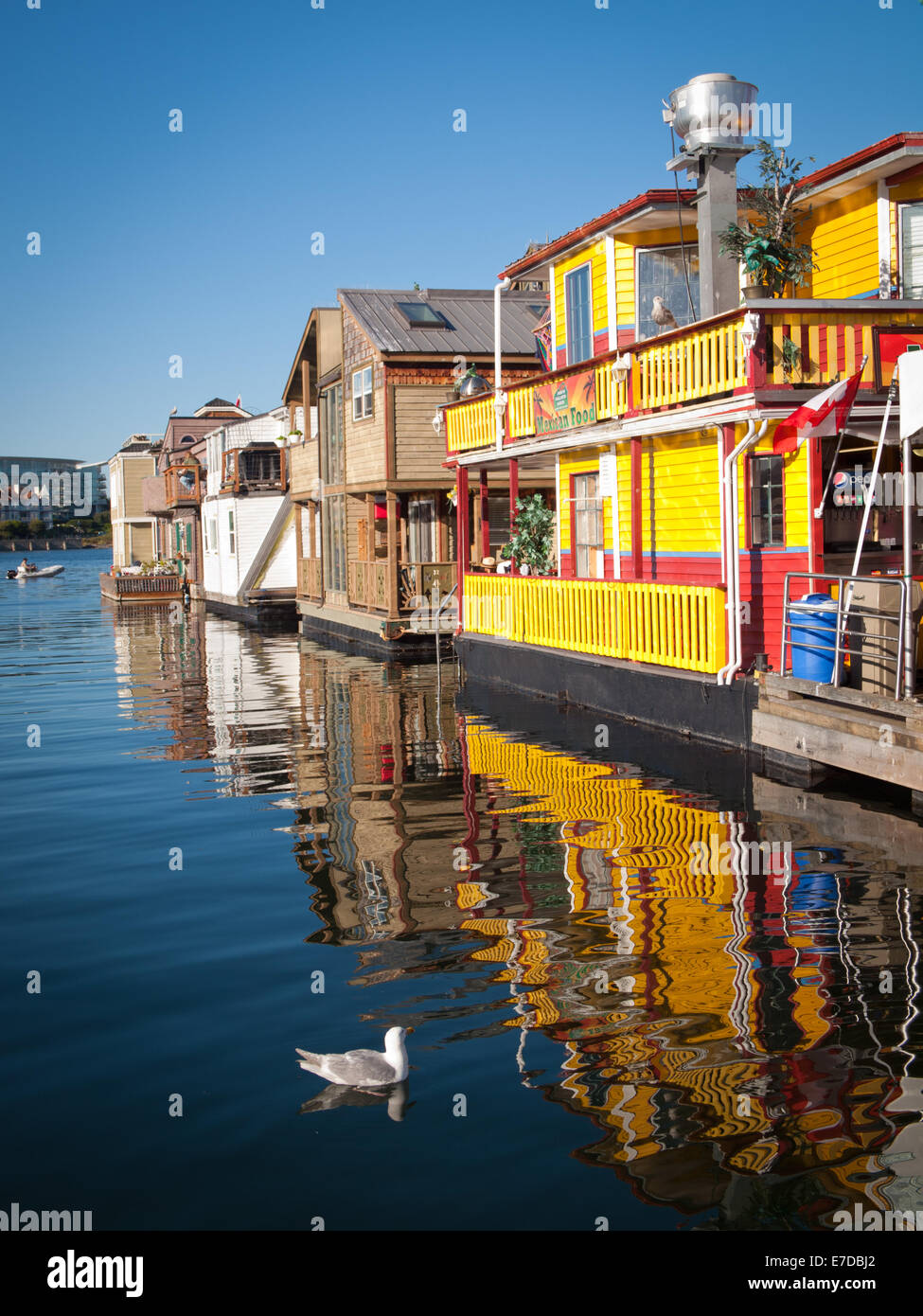 Une vue sur les bateaux colorés et pittoresques et les entreprises au Fisherman's Wharf de Victoria, Colombie-Britannique, Canada. Banque D'Images