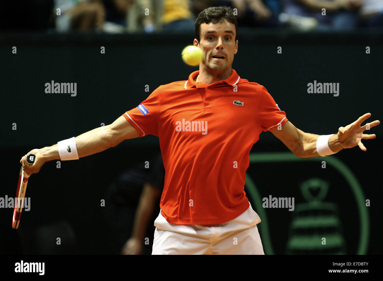 Sao Paulo, Brésil. 14Th Sep 2014. Roberto Bautista d'Espagne renvoie la balle à Thomaz Bellucci du Brésil lors d'un play-off de Coupe Davis de tennis, à Sao Paulo, Brésil, le 14 septembre, 2014. Credit : Rahel Patrasso/Xinhua/Alamy Live News Banque D'Images