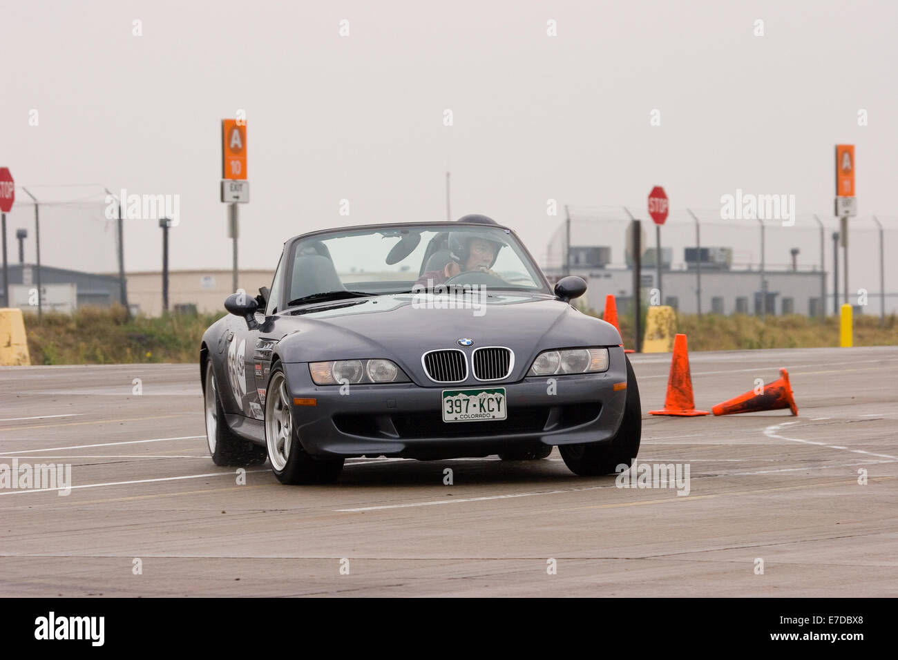 Un noir 2002 BMW M Roadster convertible dans un autocross course à la Regional Sports Car Club of America (SCCA) cas Banque D'Images