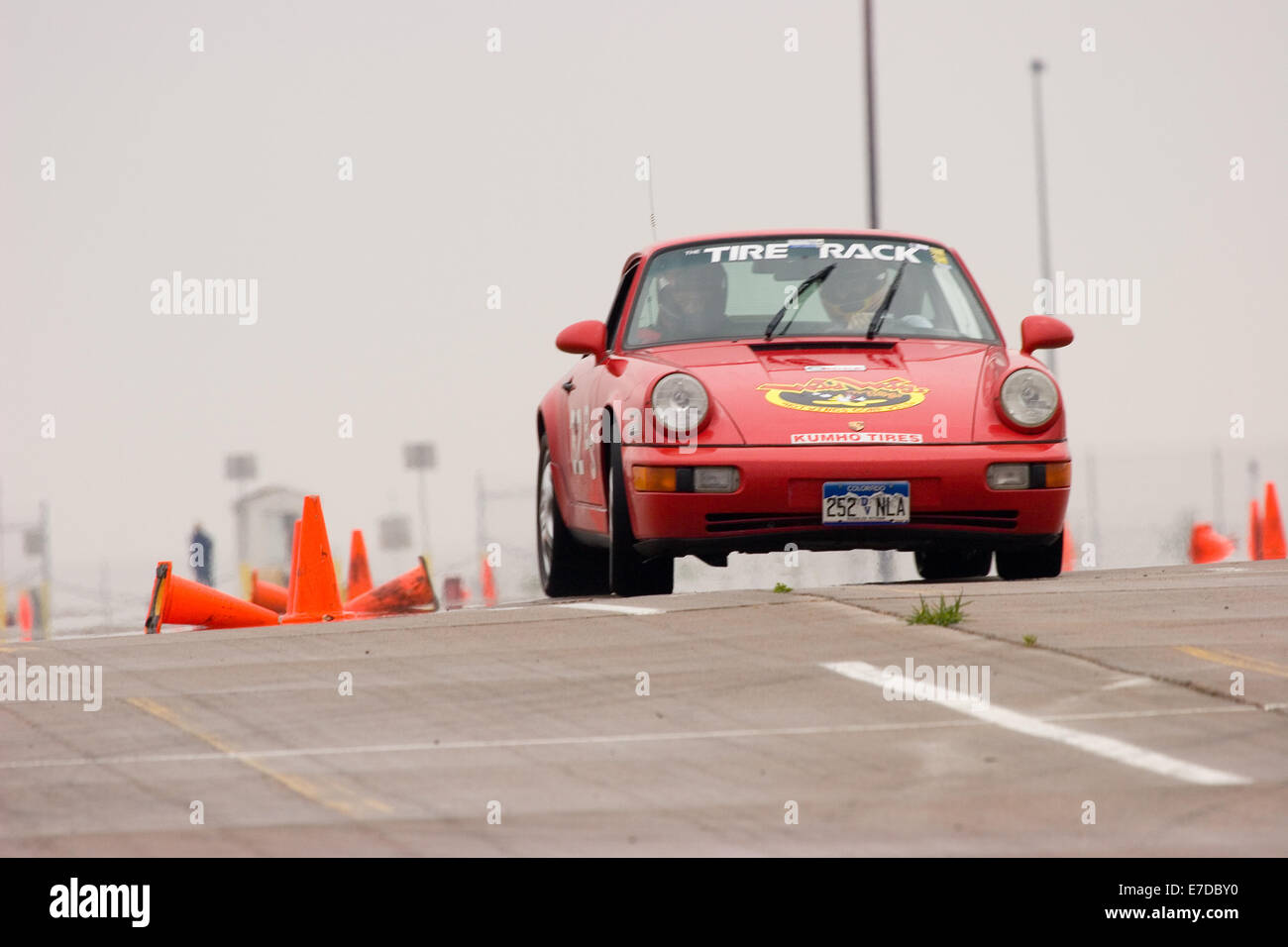 Une Porsche 911 Rouge de 1993 dans un autocross course à la Regional Sports Car Club of America (SCCA) cas Banque D'Images