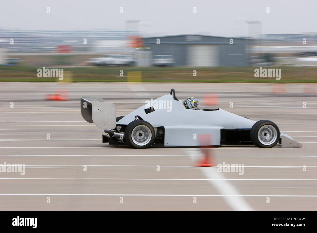 Un B-Modification autocross race car dans un système régional de Sports Car Club of America (SCCA) traversée d'une ligne d'arrivée de l'événement Banque D'Images