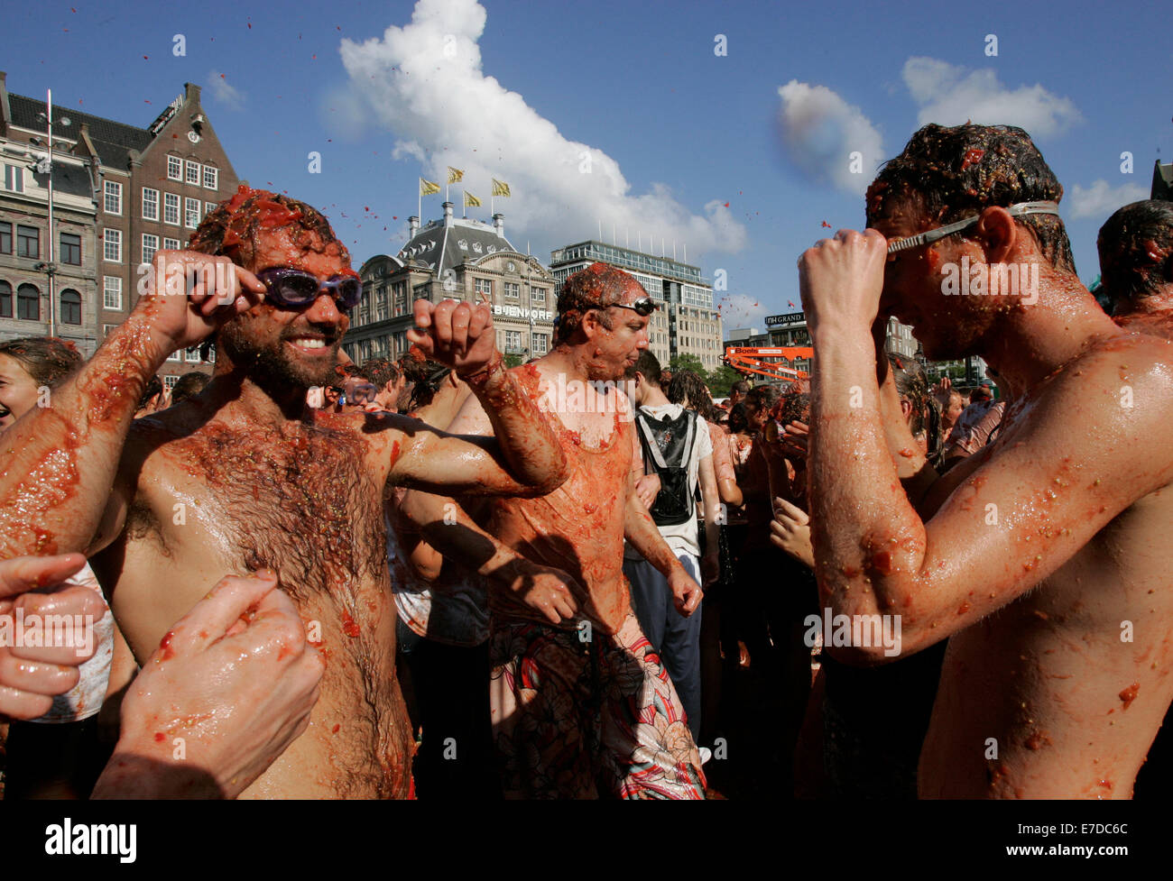 Amsterdam, Pays-Bas. 14Th Sep 2014. Les participants lancent des tomates dans l'avant de le Palais Royal d'Amsterdam central du tournant de la place du Dam en une rousse pulpeuse gâchis Dimanche, Septembre 14, 2014. Les entrepreneurs ont profité de la boycott des produits européens de mettre en place un combat de jets de tomates. Le cas néerlandais est commercialisé comme une protestation, mais les participants disent qu'ils sont surtout hâte de fessée amis et étrangers avec des tomates trop mûres. Porter des lunettes de protection est fortement conseillé. Credit : Hal Beral / VWPics/Alamy Live News Banque D'Images