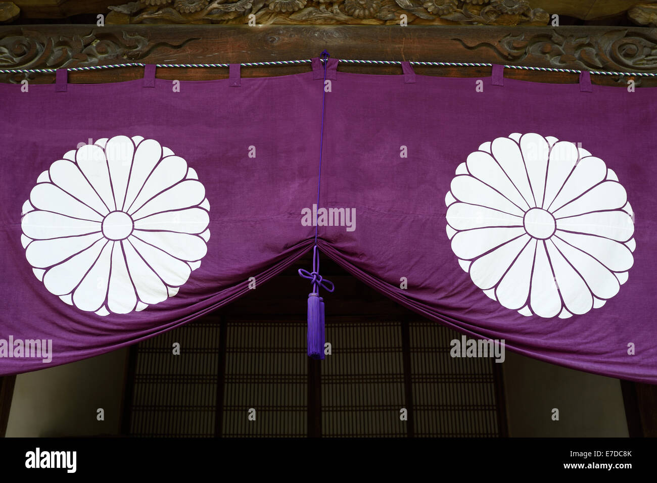 Rideau de porte décoratif au temple japonais Banque D'Images