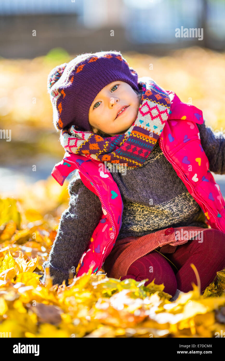 Happy little girl playing in the autumn park Banque D'Images