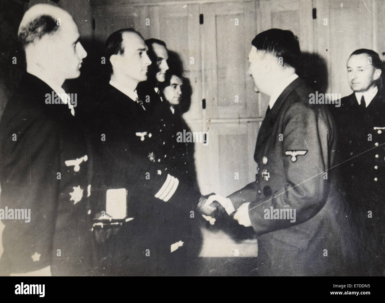 13 septembre 2014 - Adolf Hitler rewards groupe d'officiers de marine, extrême droite, Grand Amiral commandant de la force sous-marine Karl Donets (1935-1943), commandant de la marine de l'Allemagne nazie (1943-1945), le chef de l'état et commandant en chef des forces armées de l'Allemagne nazie du 30 avril au 23 mai en 1945. L'Allemagne. 1940 © Igor Golovniov/ZUMA/ZUMAPRESS.com/Alamy fil Live News Banque D'Images