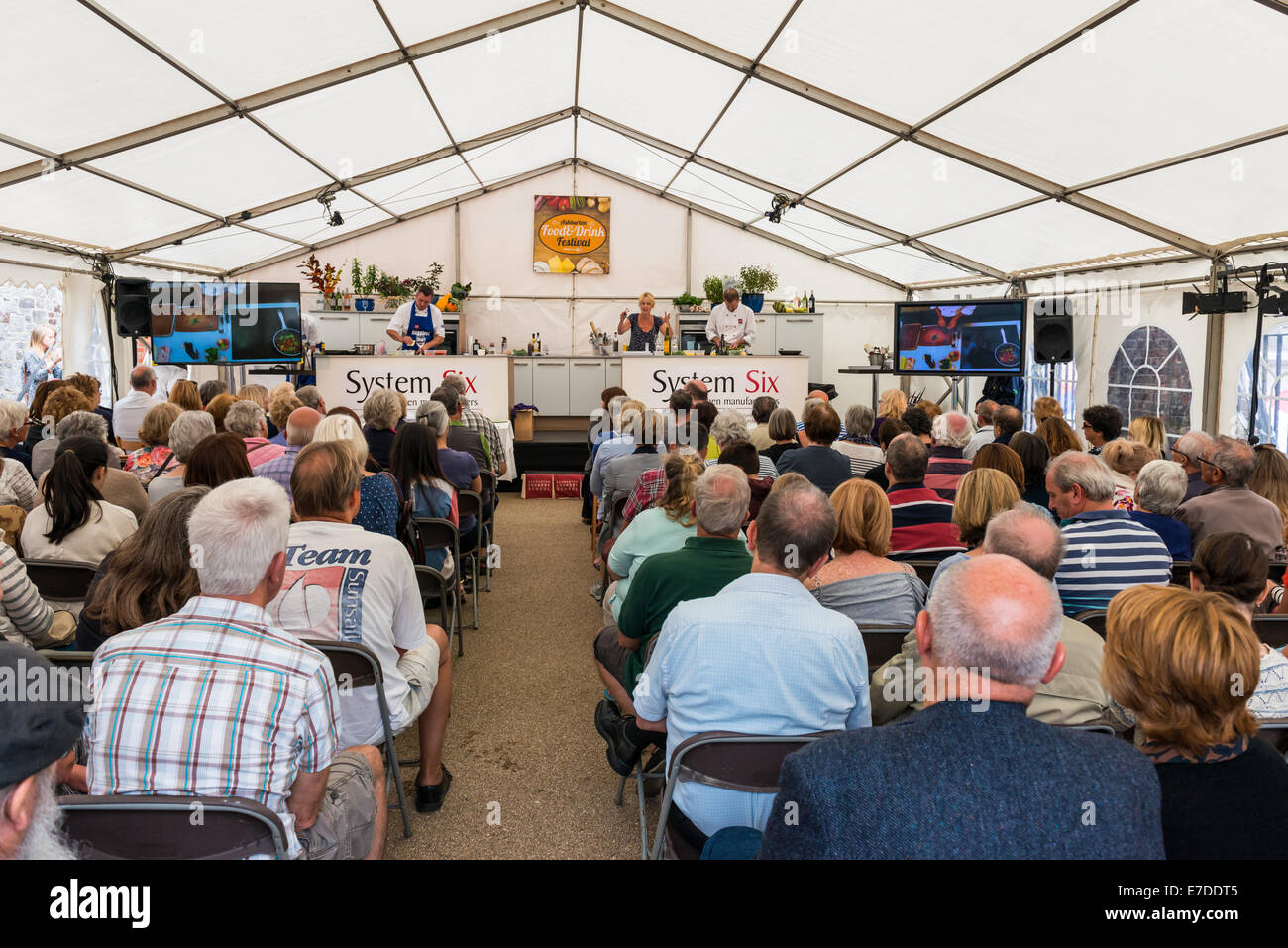 L'intérieur du théâtre de cuisine pendant l'Ashburton Ashburton Food & Drink Festival. Un cours de cuisine s'ouvre sur une salle bondée. Banque D'Images