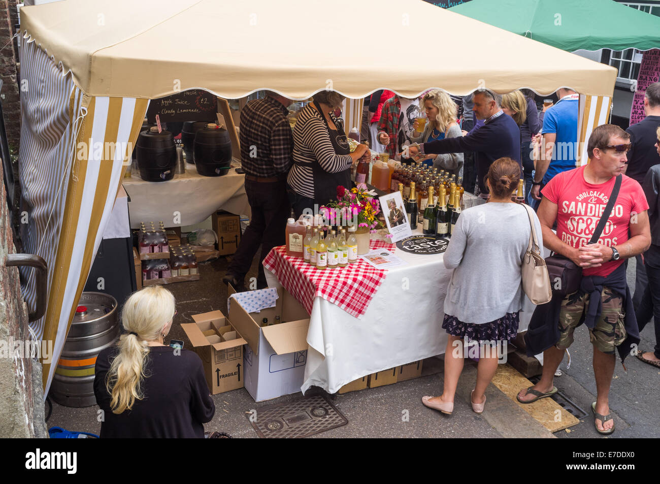 Ashburton Alimentation et boisson Festival les étals du marché UK. Le Cidre Ashridge cidre biologique vente de décrochage et de boissons sans alcool. Banque D'Images