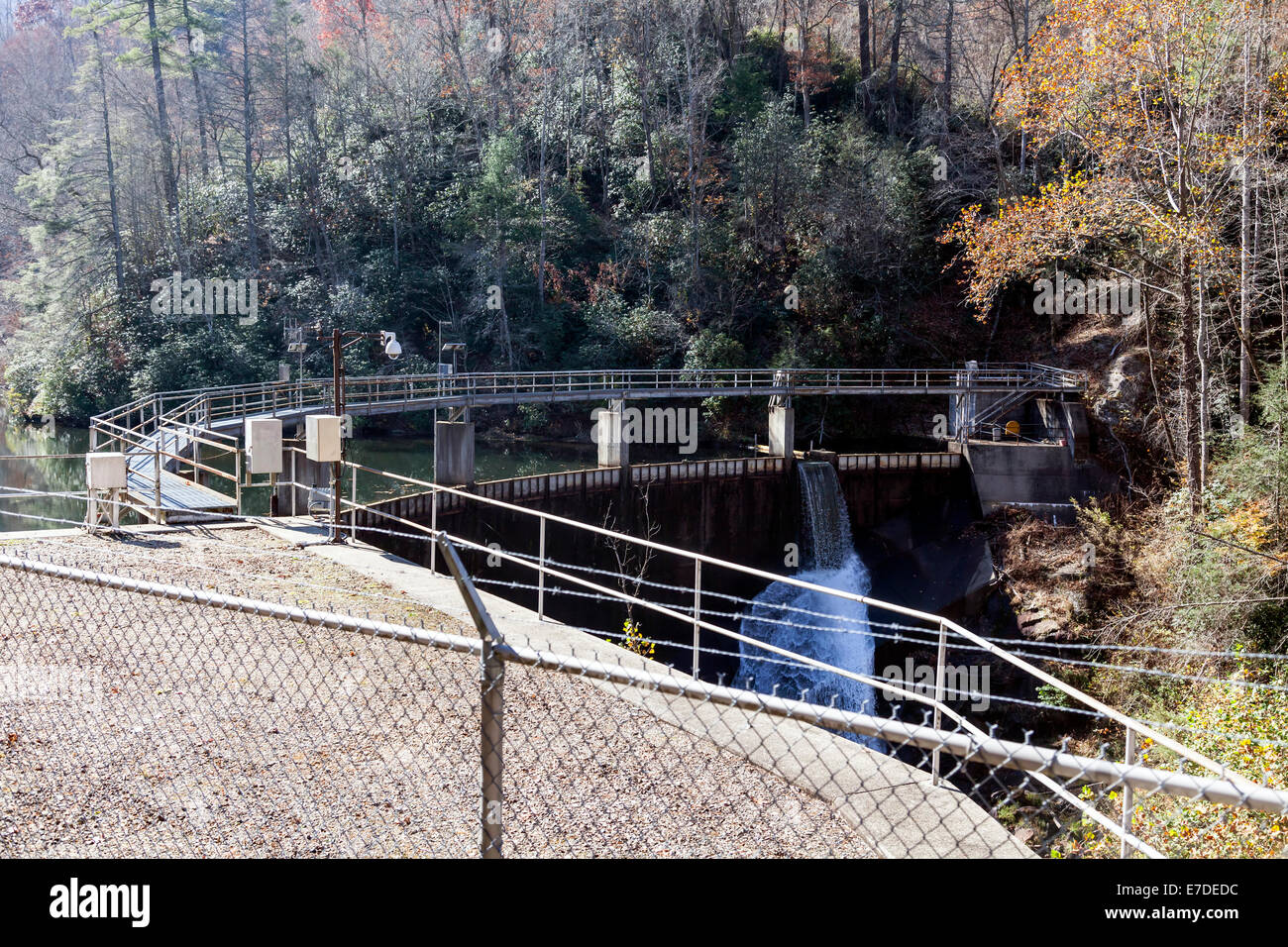 Le lac du barrage de Tuckasegee et dans l'ouest de la rivière Tuckasegee Fourche le long de la route panoramique 107 NC dans les montagnes de Caroline du Nord, USA SW Banque D'Images