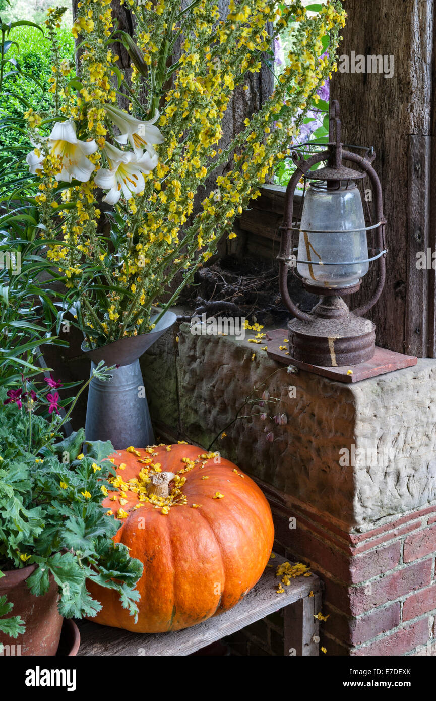Great Dixter, East Sussex, Royaume-Uni - le jardin créé et rendu célèbre par Christopher Lloyd. Un arrangement d'automne dans le porche, avec la citrouille Banque D'Images