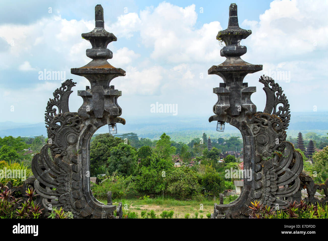 Ancienne porte à l'intérieur du temple de Besakih à Bali, Indonésie Banque D'Images