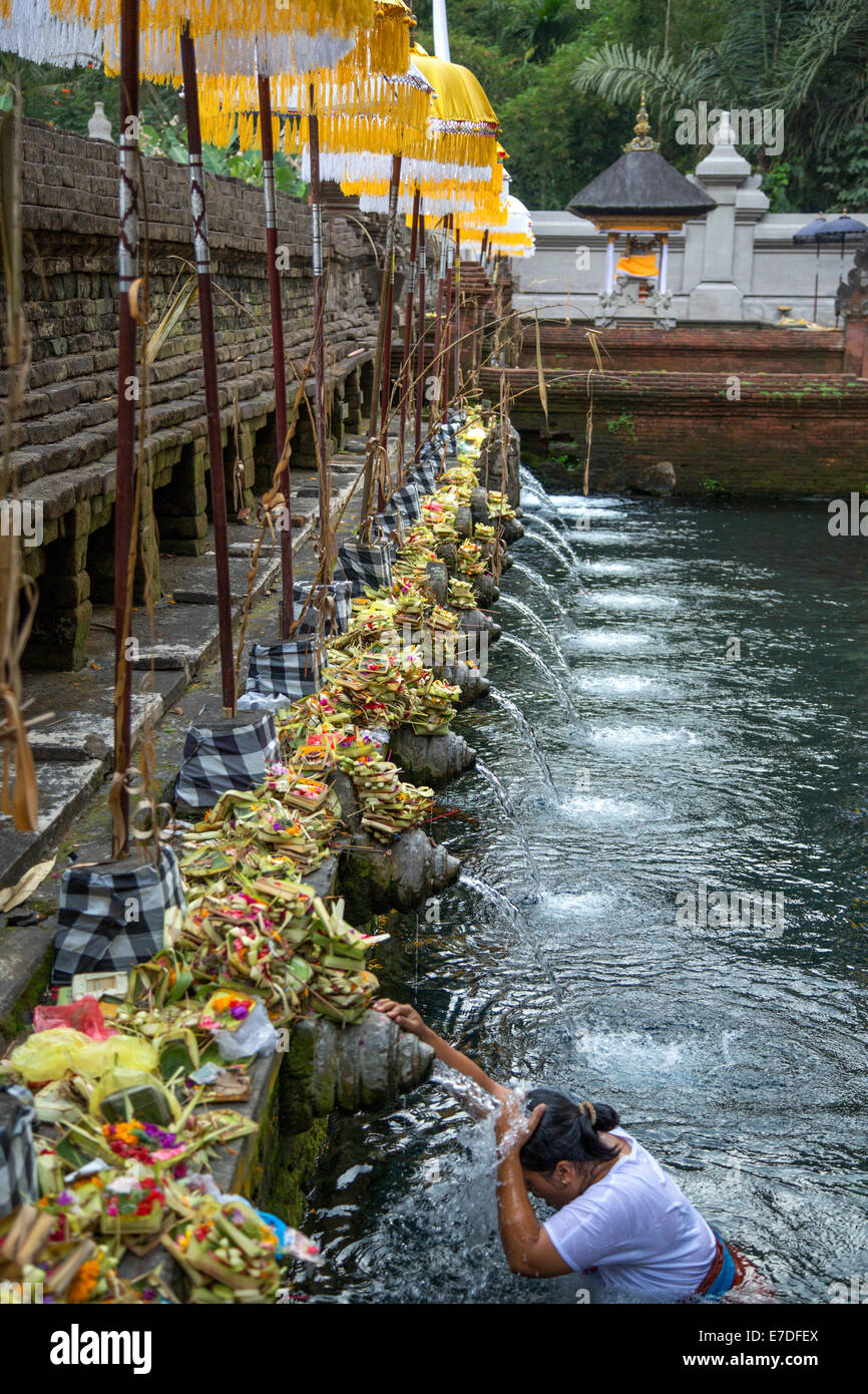 Femme balinaise baignade dans les eaux saintes de temple Tirta Empul à Bali, Indonésie Banque D'Images