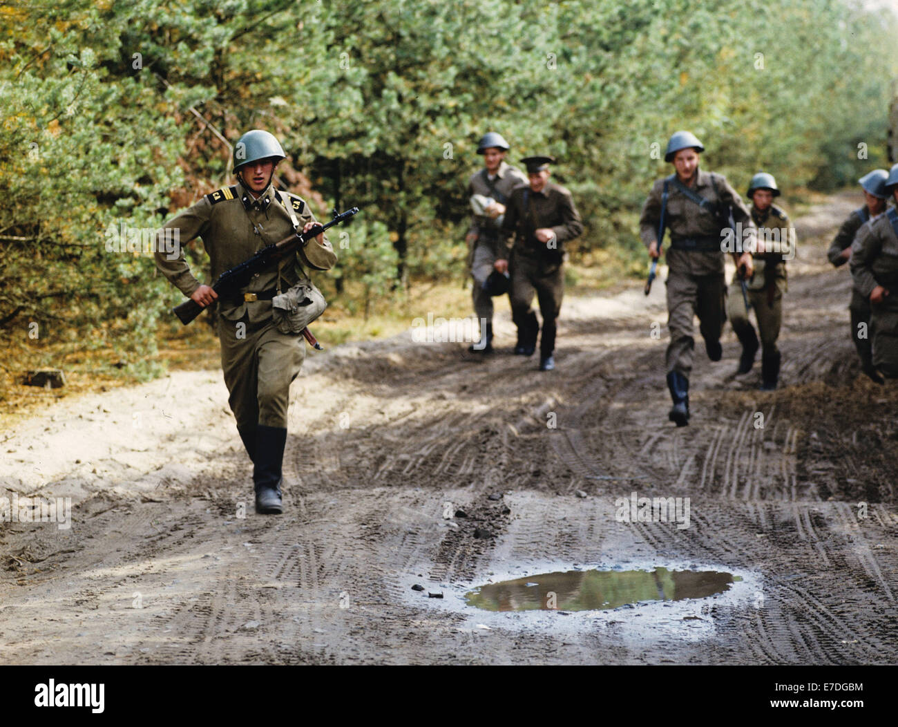 Véhicule de l'armée nationale populaire et les scouts (GSSD Groupe des forces soviétiques en Allemagne) prendre part à la concurrence pendant un exercice de l'arrière des services dans l'arrière-plan de la manœuvre 'Waffenbruederschaft 80' en Allemagne de l'est en septembre 1980. Waffenbruederschaft était le nom d'une grande manœuvre des armées des pays du Pacte de Varsovie pour le 25e anniversaire de la formation de l'alliance militaire et il a eu lieu du 04 au 12 septembre 1980. Photo : Hans Wiedl Banque D'Images