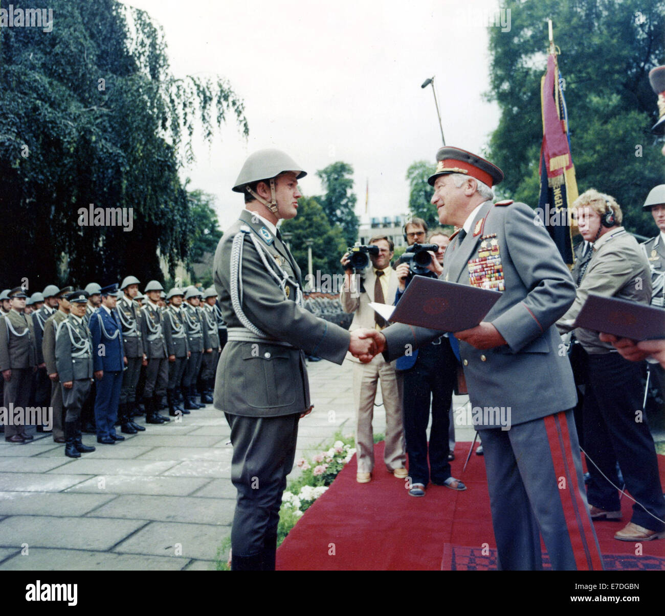 Le ministre de la défense de la RDA, général des forces armées de la RDA Heinz Hoffmann (R), présente des anciens de l'académie militaire "Friedrich Engels' avec leur diplôme à Dresde en juillet 1983. Photo : Ulrich Haessler Banque D'Images
