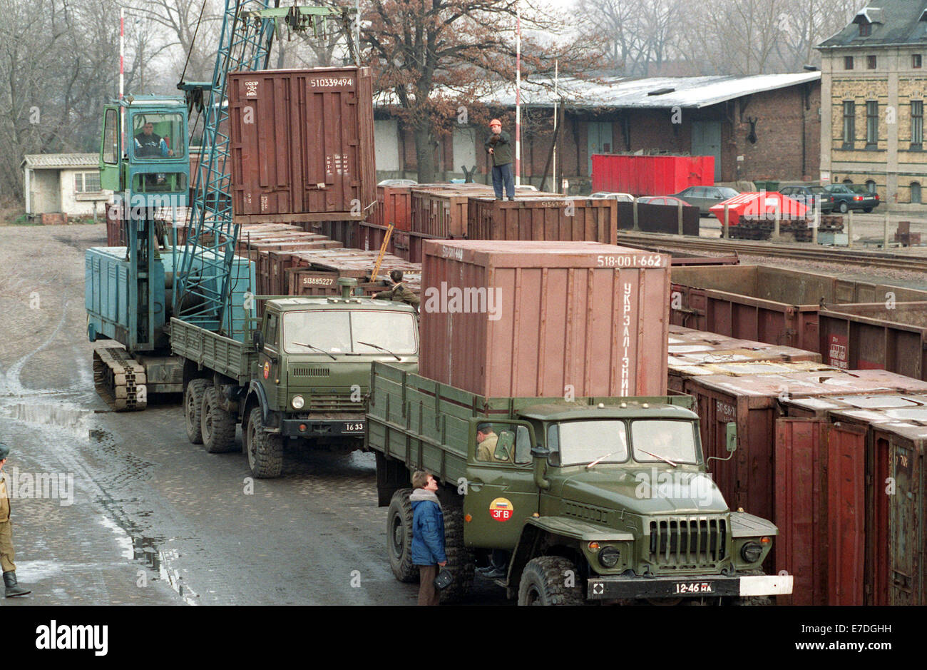 Les dernières troupes russes stationnées en Saxe-anhalt sera retirée à la Russie en octobre 1994. Des travaux sont en cours de chargement de conteneurs à la gare de marchandises à Magdebourg, en Allemagne. Ces conteneurs appartiennent aux unités qui ont été retirées à l'Union soviétique. Photo : Jan Bauer Banque D'Images