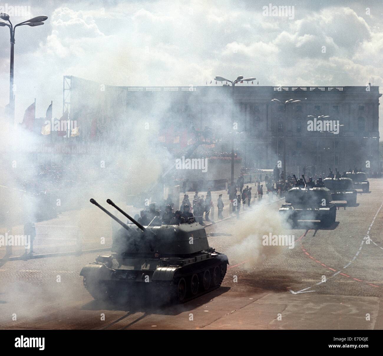 National de l'Allemagne de l'armée du peuple réservoirs pendant un défilé militaire pour le 1er mai à l'extérieur du bâtiment du Conseil de l'état de la RDA sur Marx-Engels-Platz à Berlin Est, l'Allemagne. 01 mai 1968. Photo : Wilfried Glienke Banque D'Images