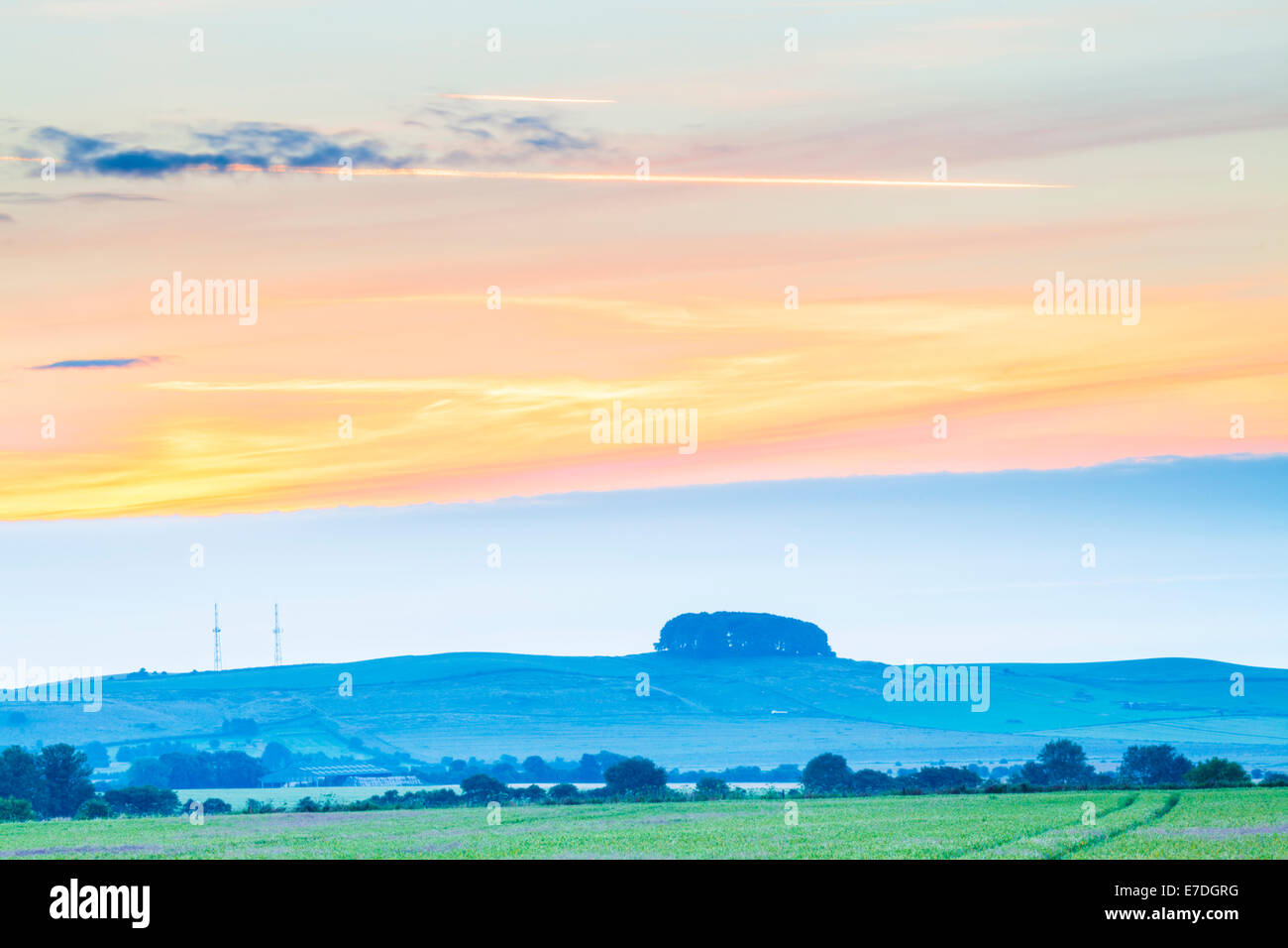 Sunrise de Oliver's Castle, regard vers Morgan's Hill près de Devizes, Wiltshire. Banque D'Images
